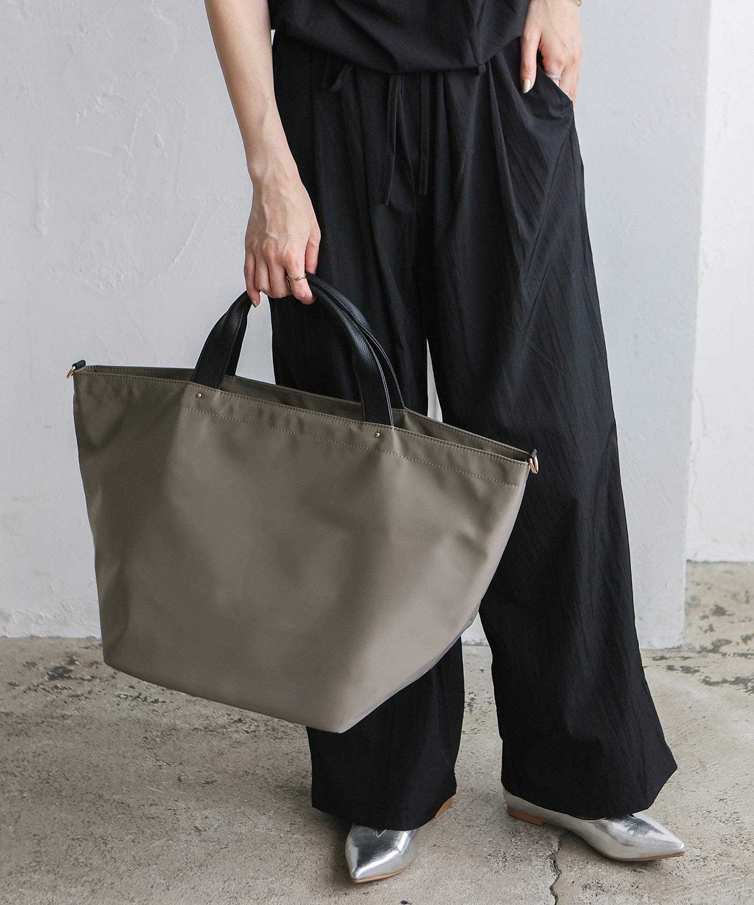 ヴィータフェリーチェ VitaFelice 本革×ナイロントートバッグ 本革ハンドル A4 斜めがけ 2way ショルダーバッグ 旅行バッグ 出張バッグ マザーバッグ (GRAYBEIGE) GBE