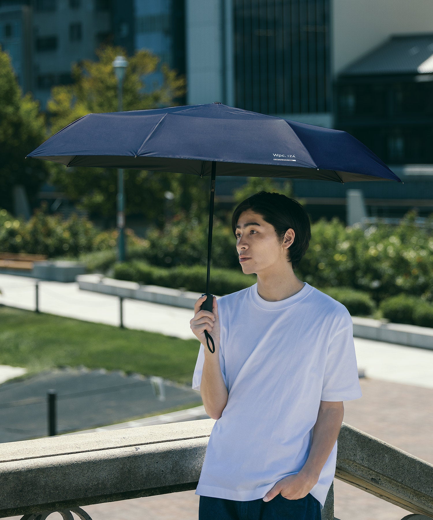 【Wpc.公式】日傘 Wpc. IZA 男の晴雨兼用傘 ≪自動開閉≫ 60cm 大きい 完全遮光 遮熱 晴雨兼用 メンズ 男性 イーザ 折りたたみ 折りたたみ傘 大きめ (ネイビー) ネイビー