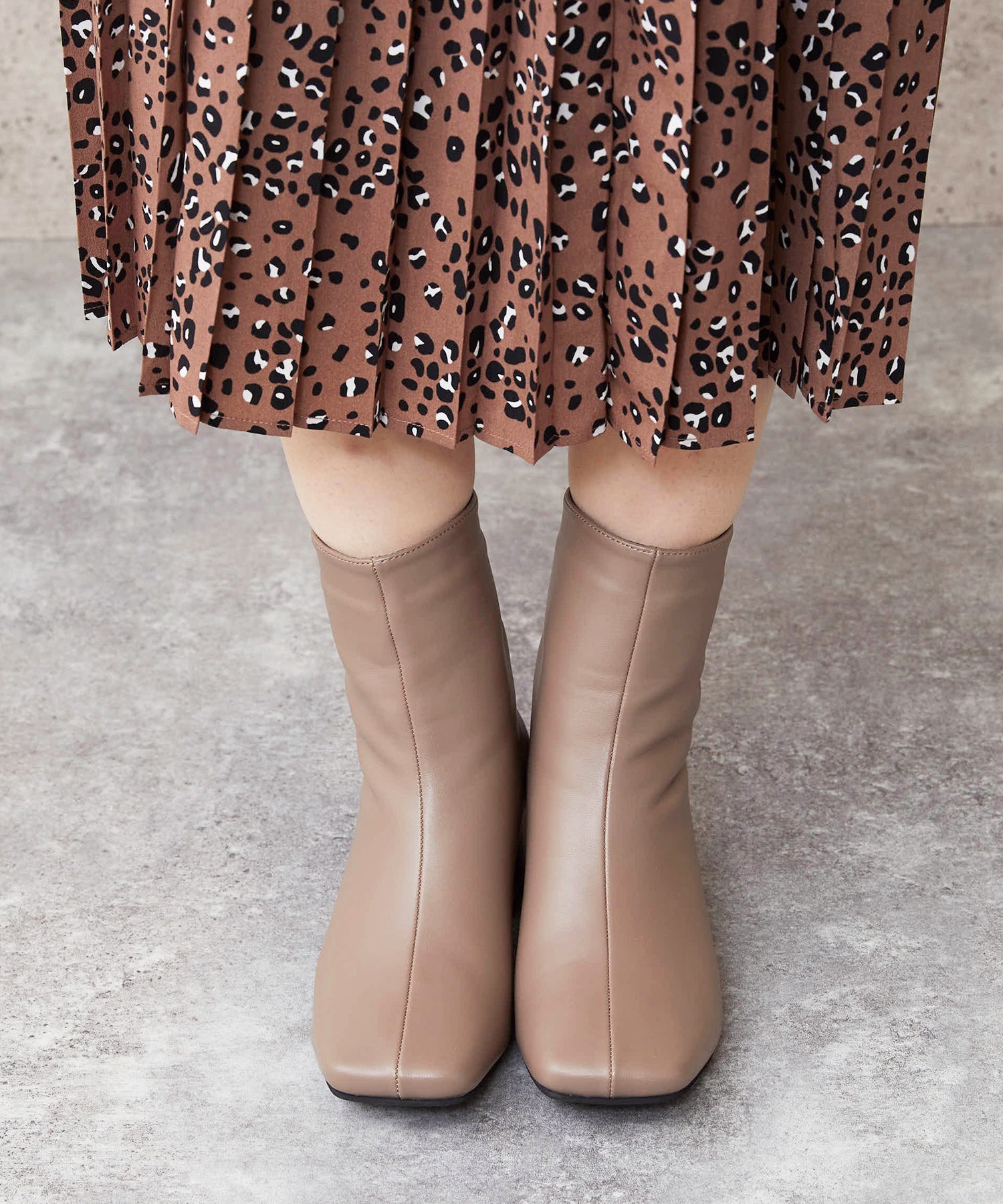 ウェレッグ セレクト welleg sellect スクエアトゥ 変形ヒールブーツ (1035グレーベージュPU) 1035グレーベージュPU