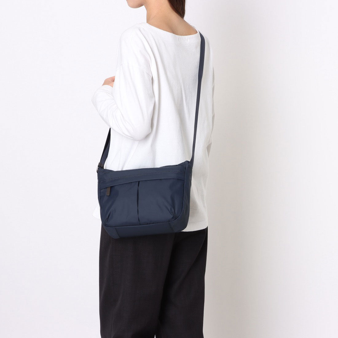 イザック Y'SACCS ナイロンタフタショルダーバッグ ミディアム (ネイビー系その他) ネイビー系その他