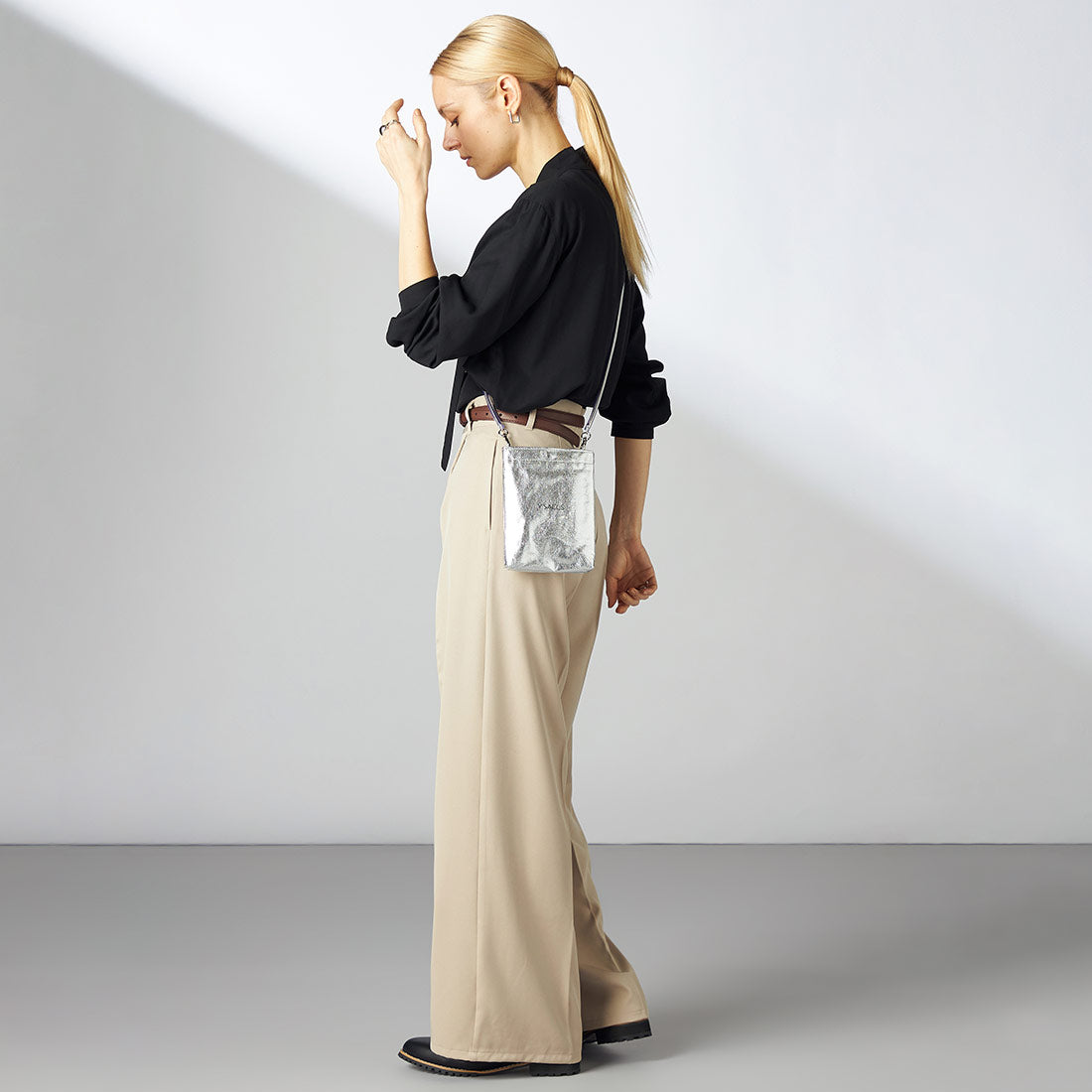 イザック Y'SACCS PVCメタリックショルダーバッグ (シルバー) シルバー