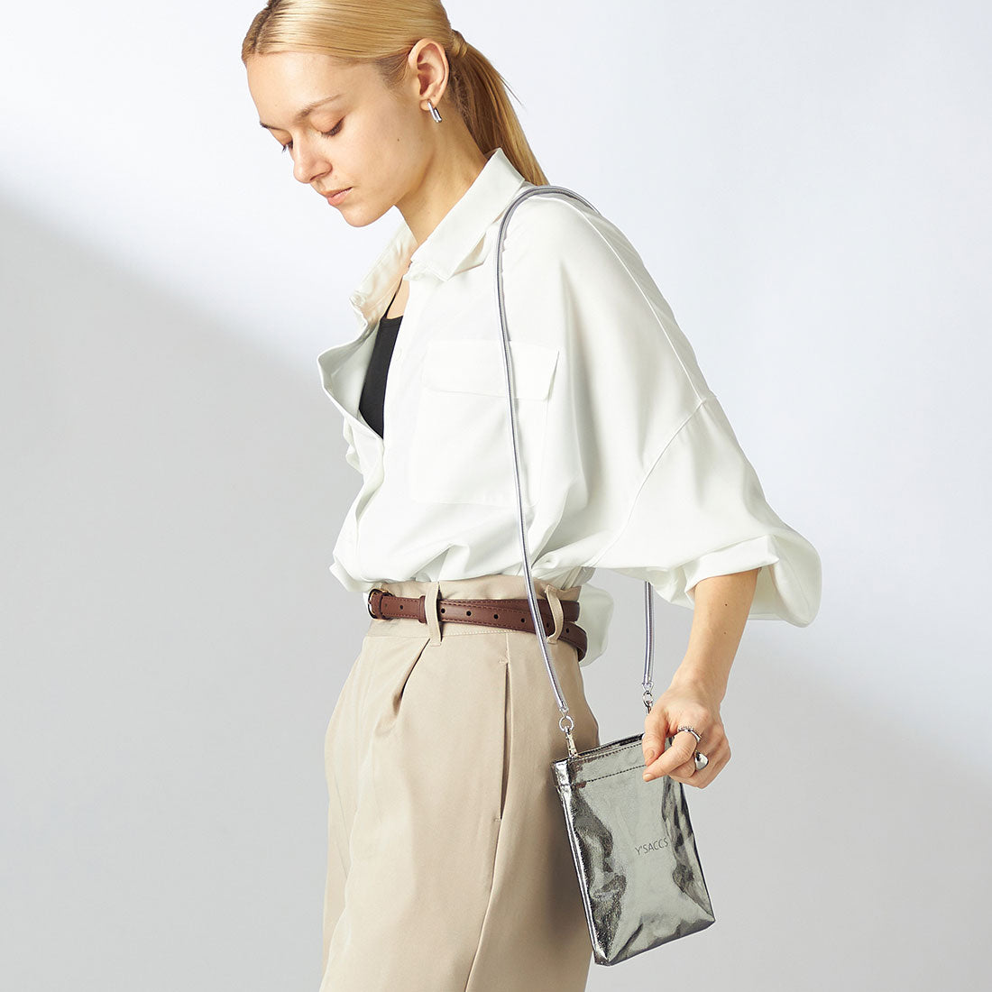 イザック Y'SACCS PVCメタリックショルダーバッグ (ガンメタリック) ガンメタリック