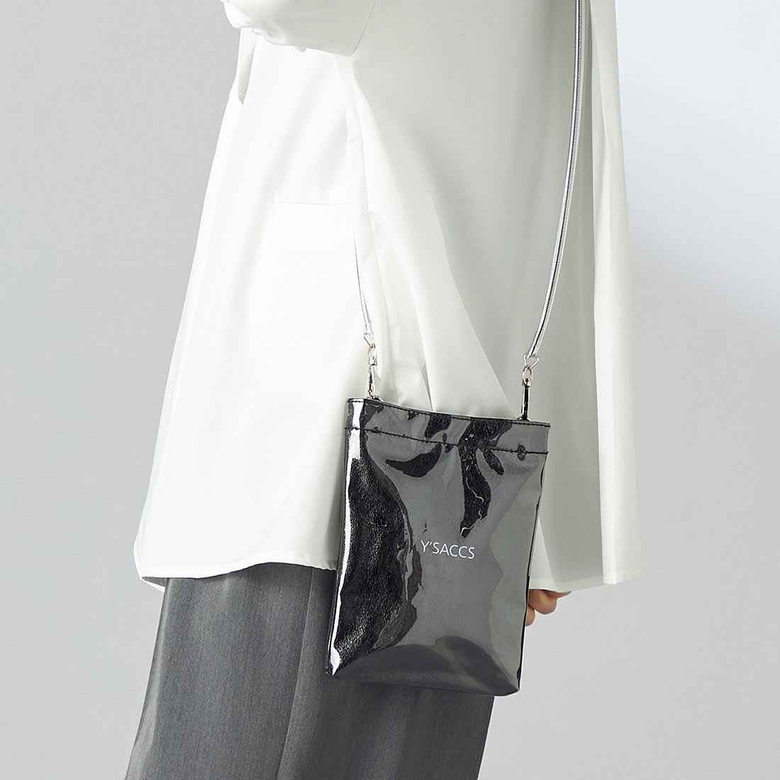 イザック Y'SACCS PVCメタリックショルダーバッグ (ブラック) ブラック