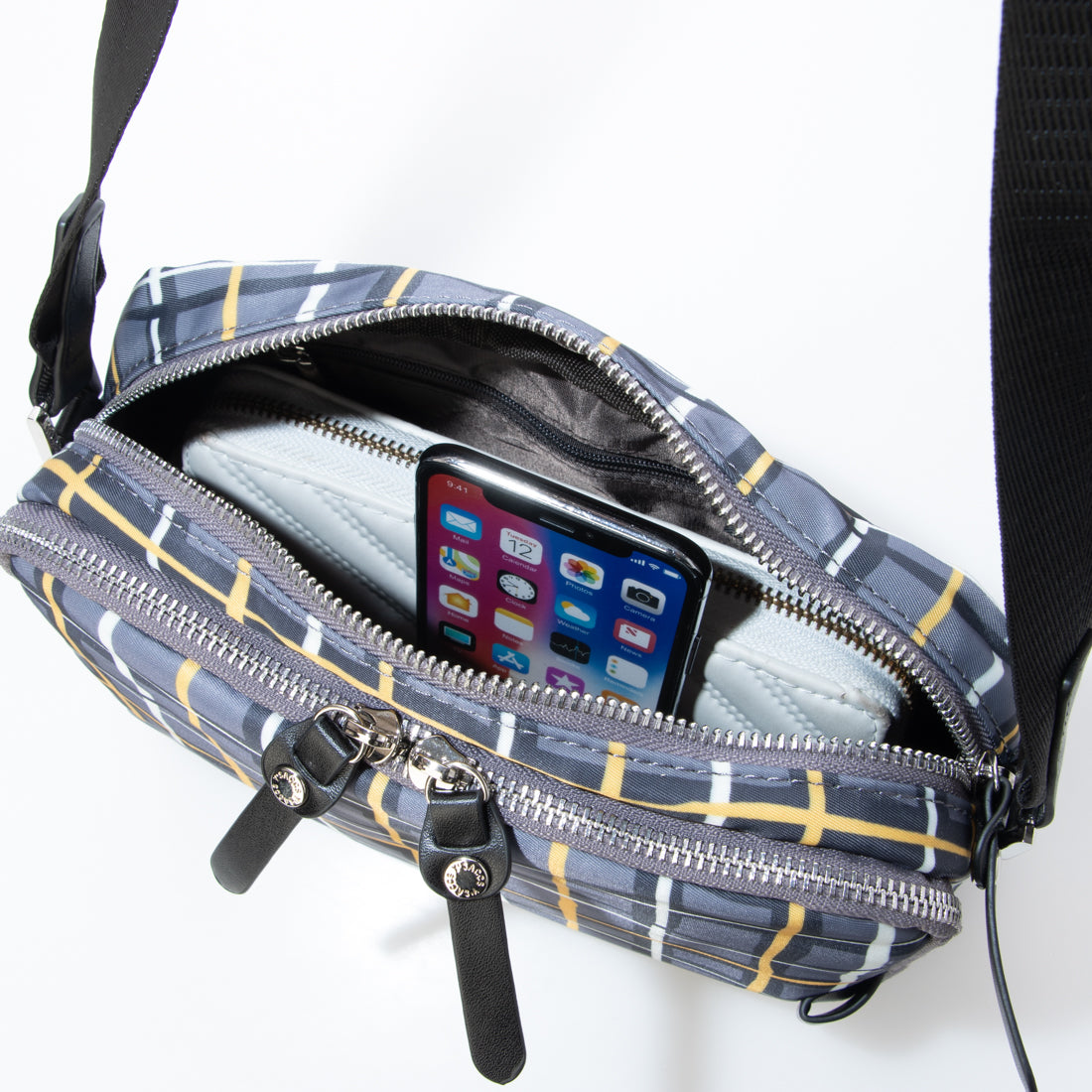 イザック Y'SACCS ドローイングチェック撥水ショルダーバッグ (ブラック) ブラック