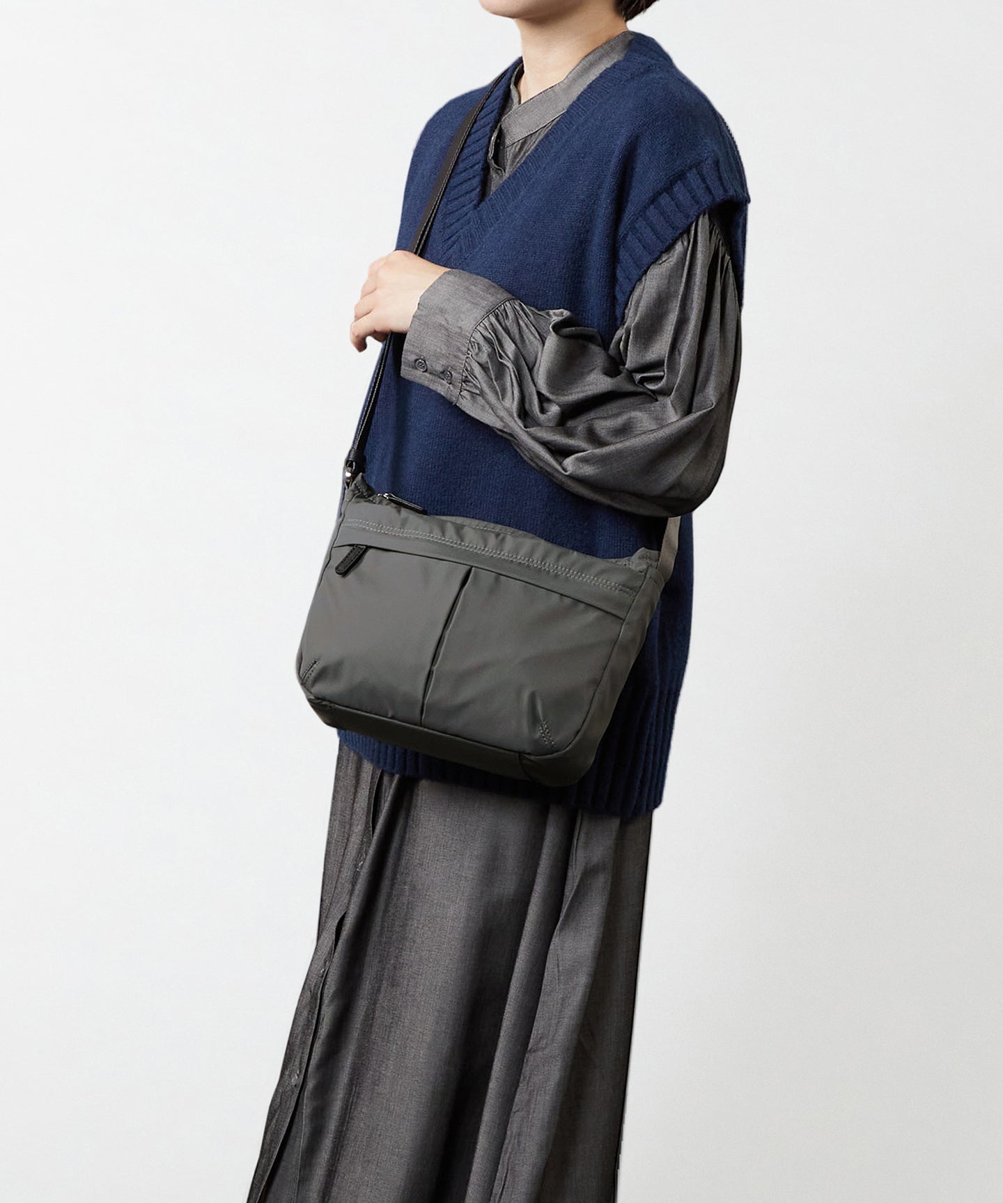 イザック Y'SACCS ナイロンタフタショルダーバッグ ミディアム,ダークグレー