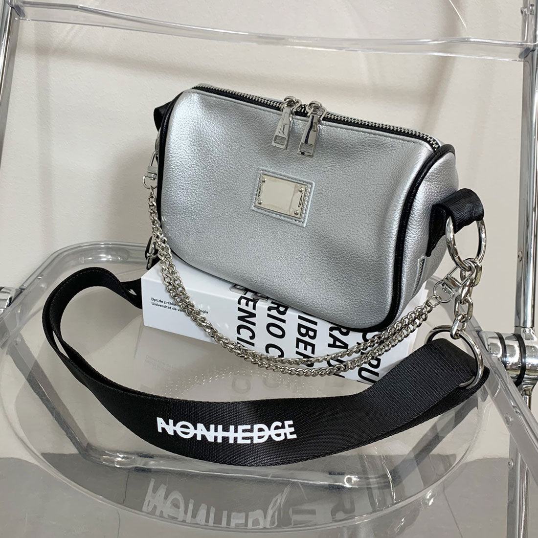 ノンヘッジ non-hedge ショルダーロゴ2WAYバッグ (シルバー) シルバー