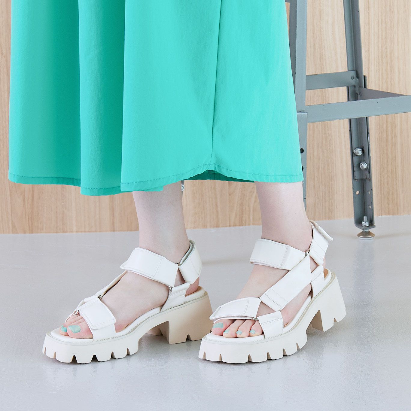 エンチャンテッド enchanted チャンキーソールスクエアリングベルクロサンダル,ホワイト