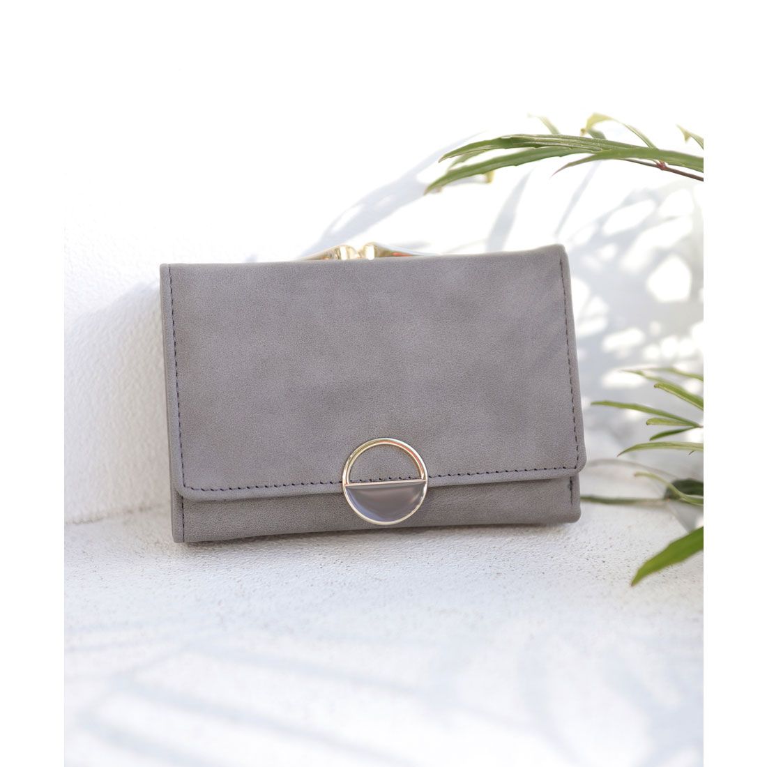 フロージュ florge 【大容量】ハーフラウンドモチーフのスクエアがま口財布,グレー