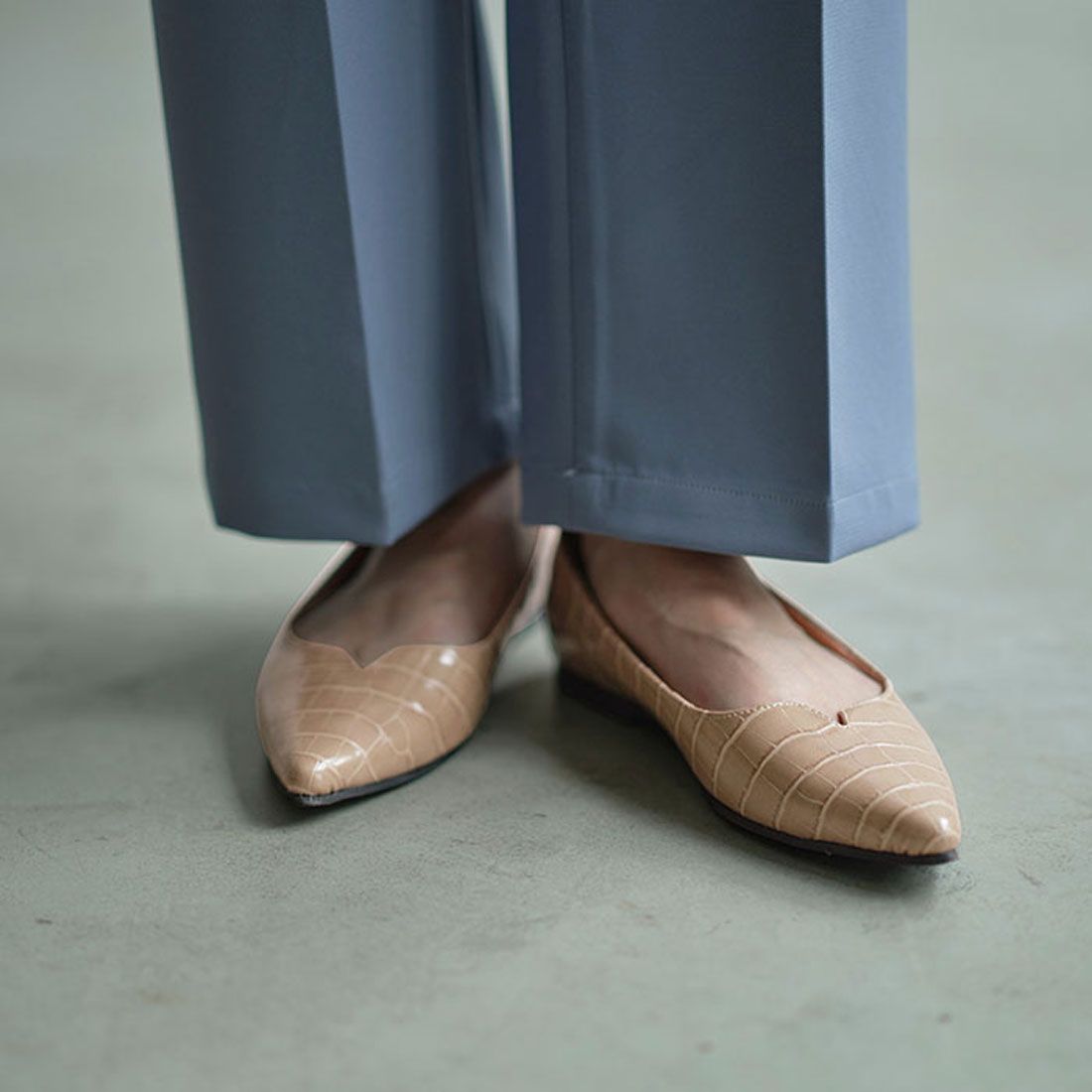 ジーラ GeeRA Vカットポインテッドトゥパンプス