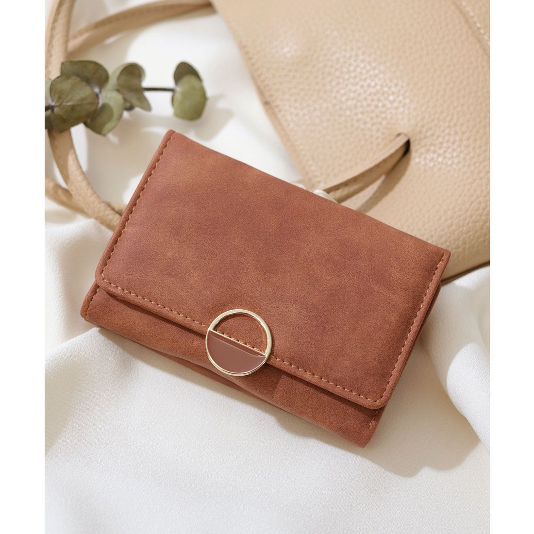 フロージュ florge 【大容量】ハーフラウンドモチーフのスクエアがま口財布,キャメル