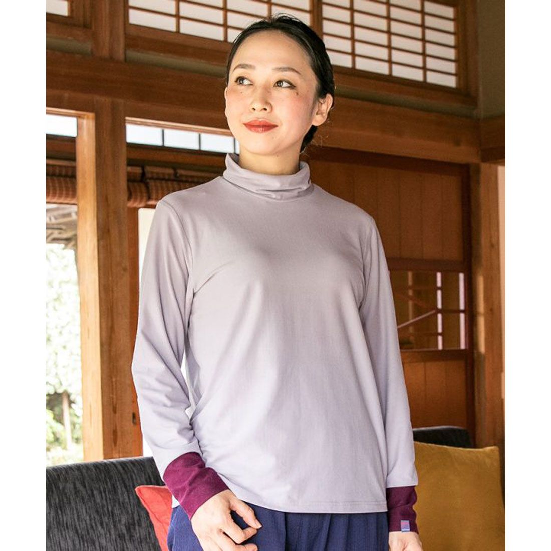 Kaya] Color-matched jug high-neck top, light gray