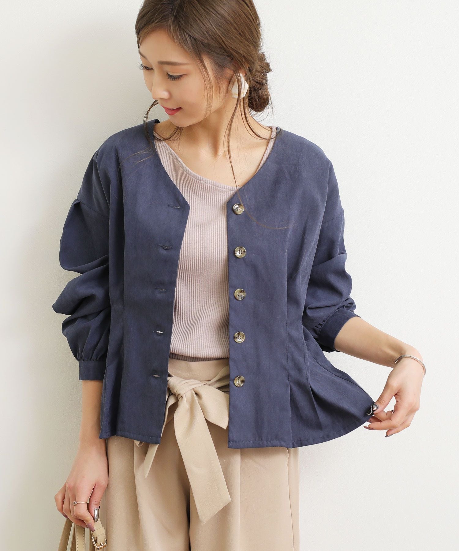 アンドミー andme ピーチ長袖ウエストタックVネックブラウス,ネイビー