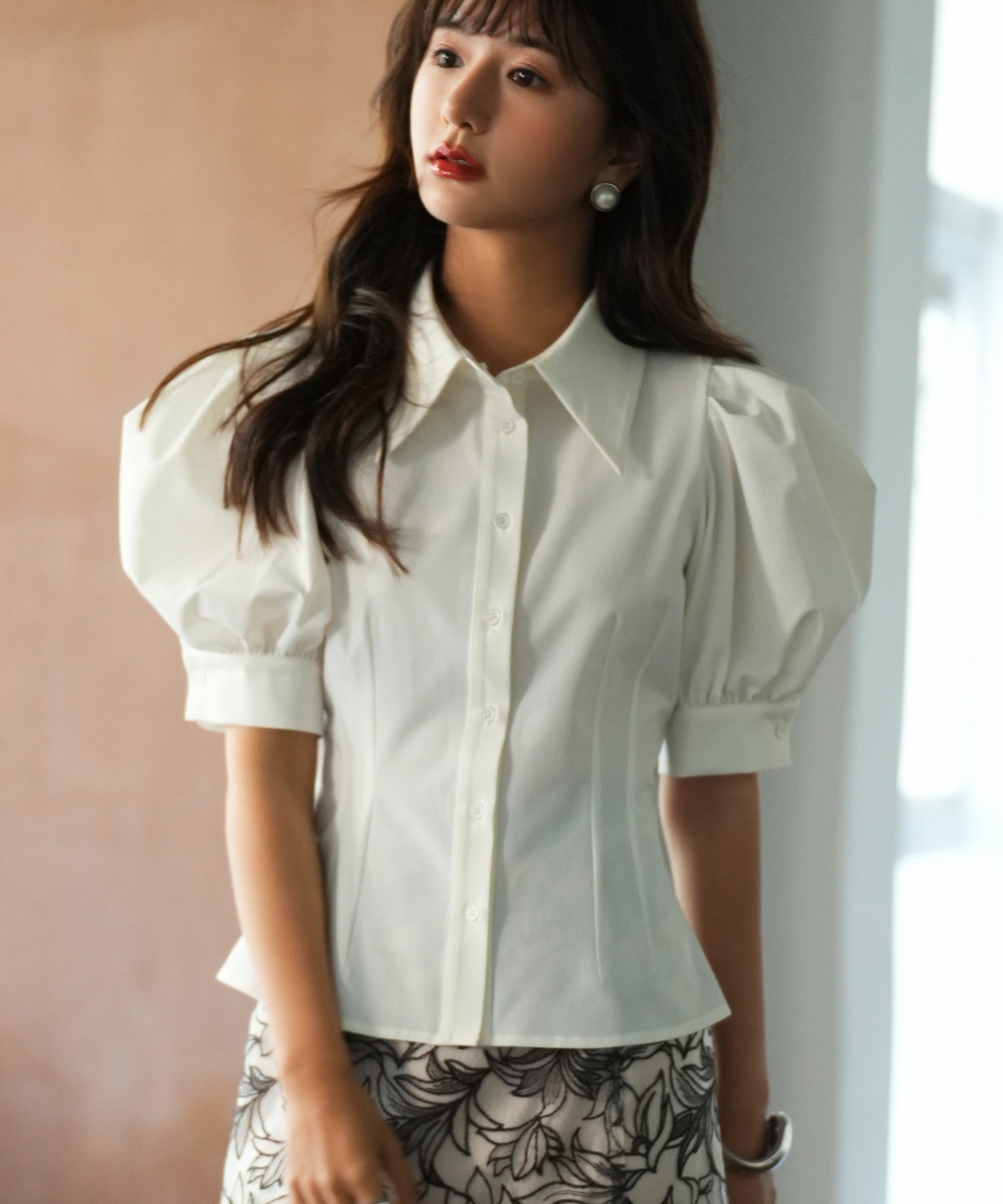 セゾンドパピヨン SAISON DE PAPILLON パワーショルダースタイルアップブラウス (ホワイト) ホワイト