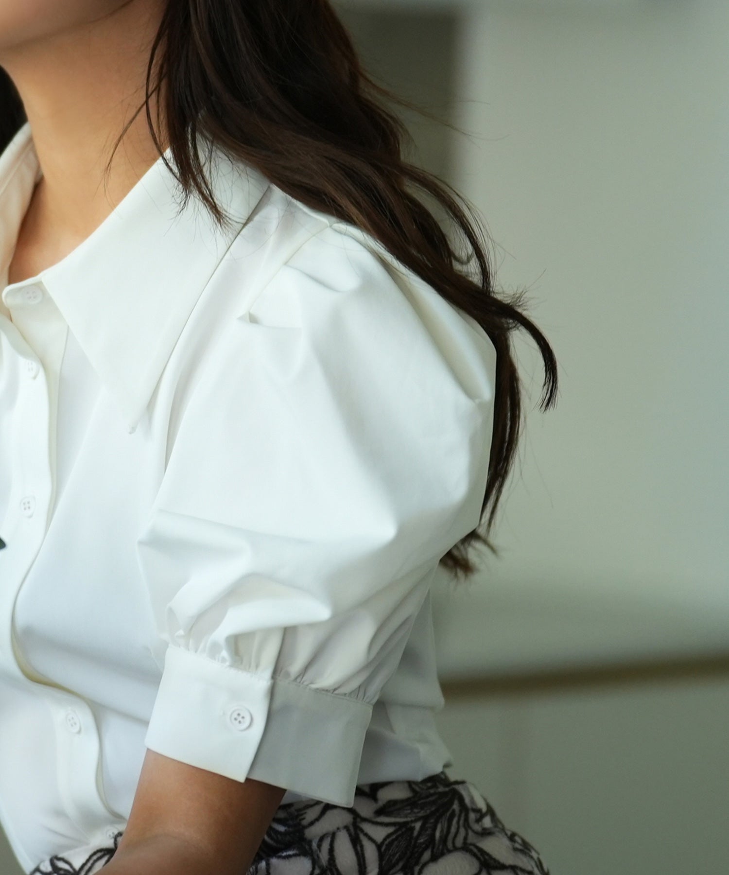 セゾンドパピヨン SAISON DE PAPILLON パワーショルダースタイルアップブラウス (ホワイト) ホワイト