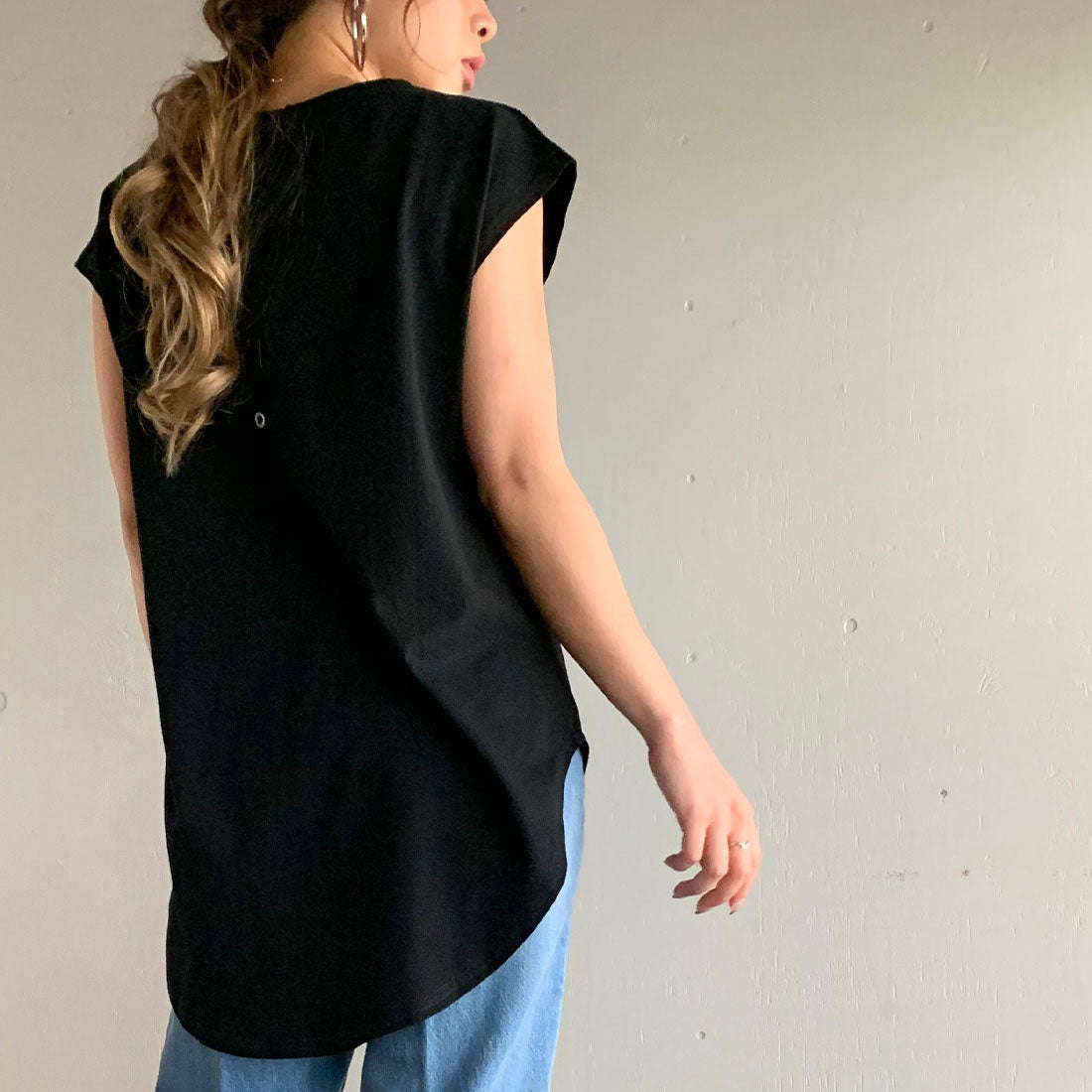 ジュノア JUNOAH バックボタンチュニックカットソー (ブラック) ブラック