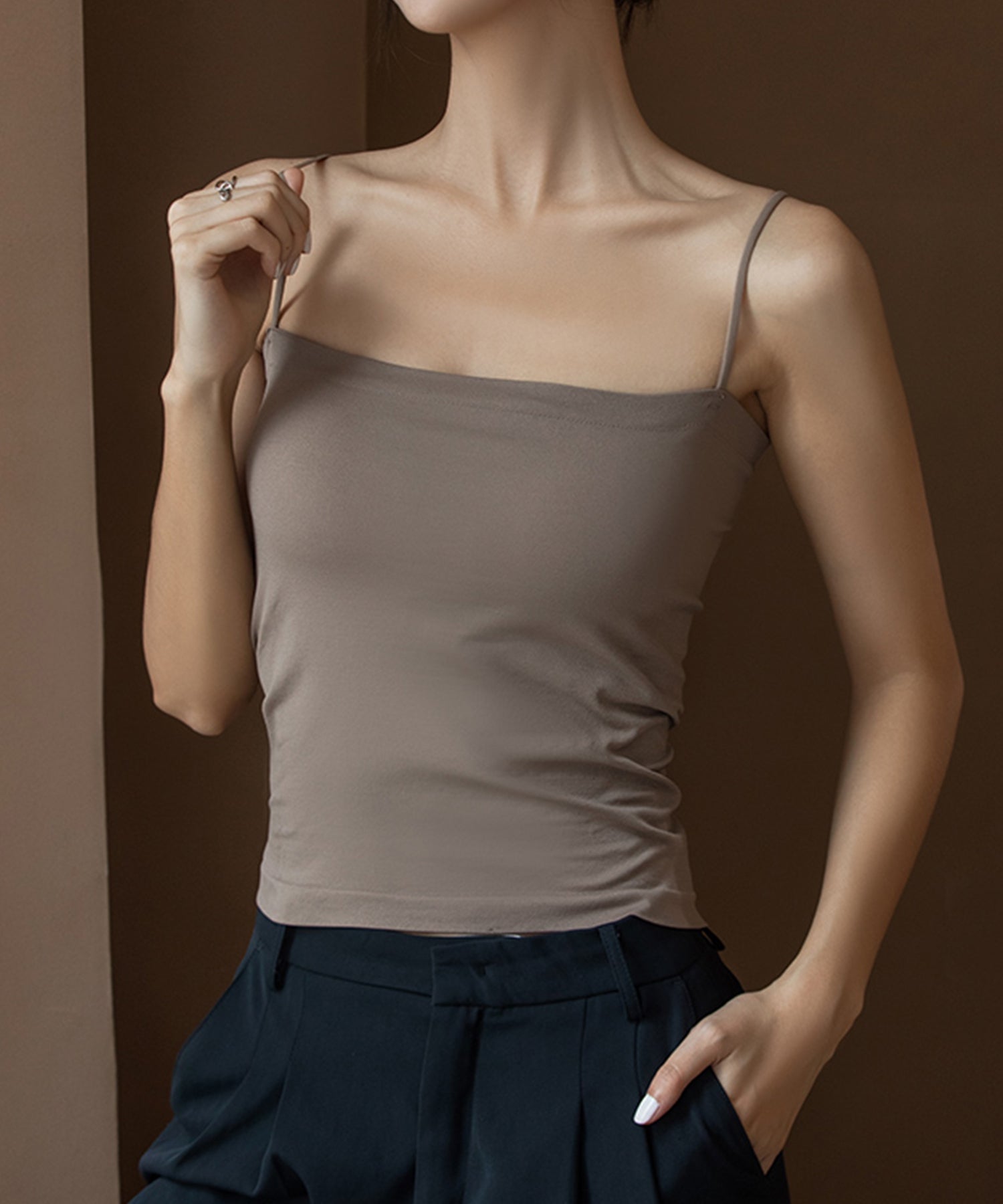 セゾンドパピヨン SAISON DE PAPILLON カップ付きスクエアネックキャミソール (ブラウン) ブラウン