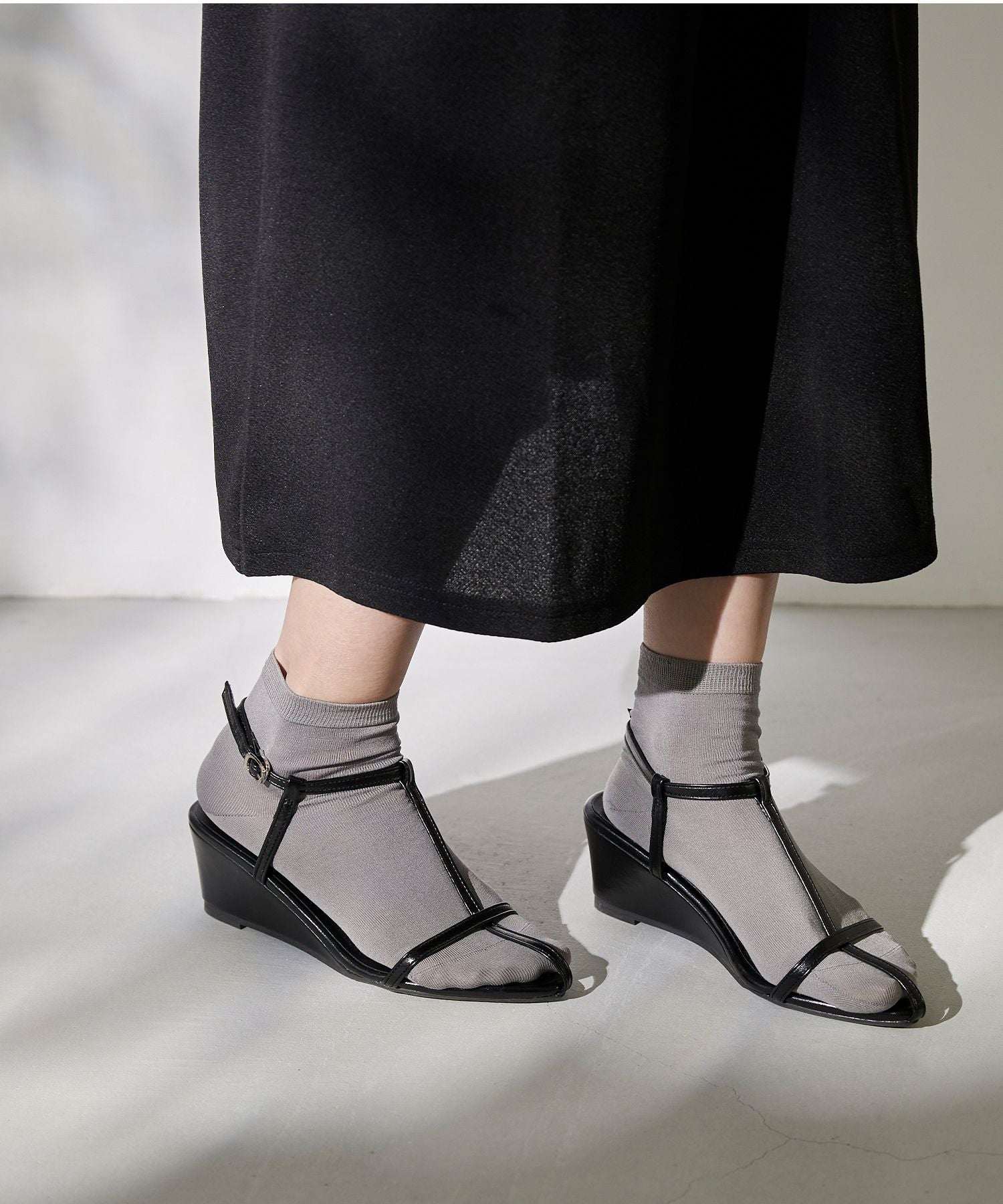 メヌエ Menue Tストラップ ウェッジヒール サンダル