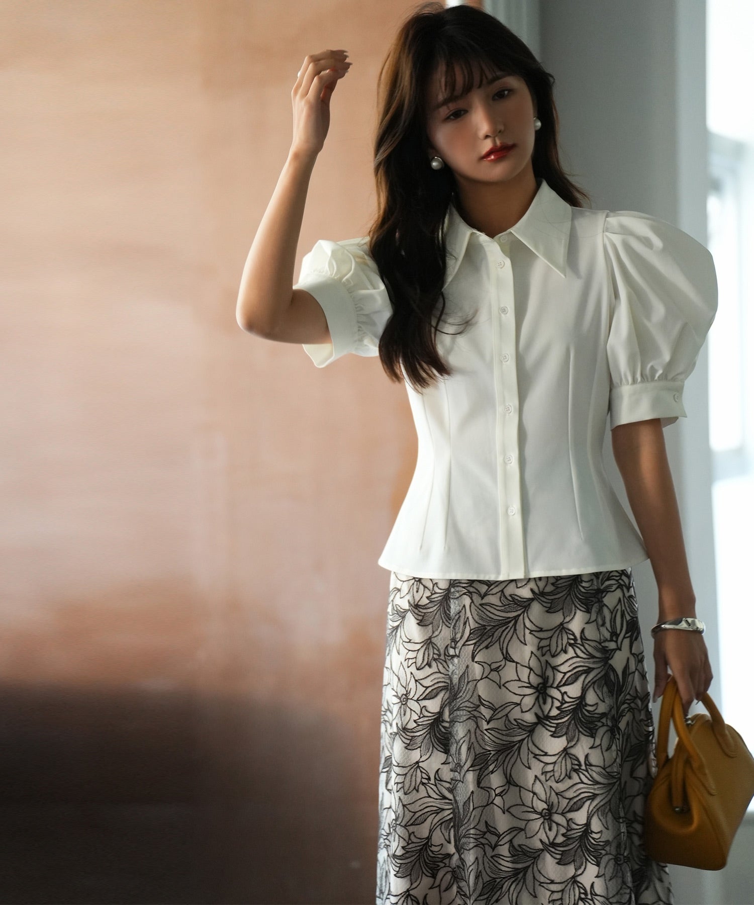 セゾンドパピヨン SAISON DE PAPILLON パワーショルダースタイルアップブラウス (ホワイト) ホワイト