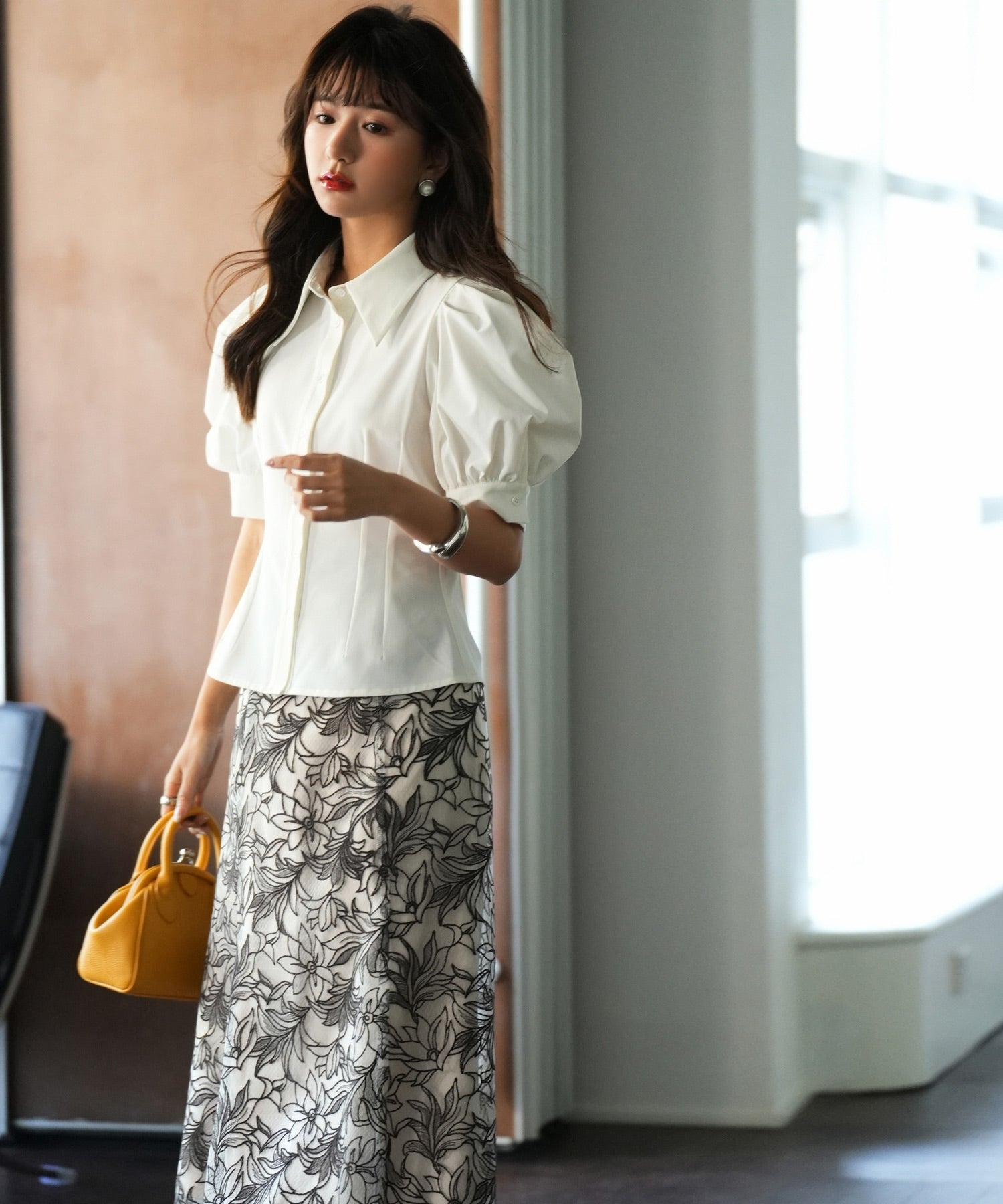 セゾンドパピヨン SAISON DE PAPILLON パワーショルダースタイルアップブラウス (ホワイト) ホワイト