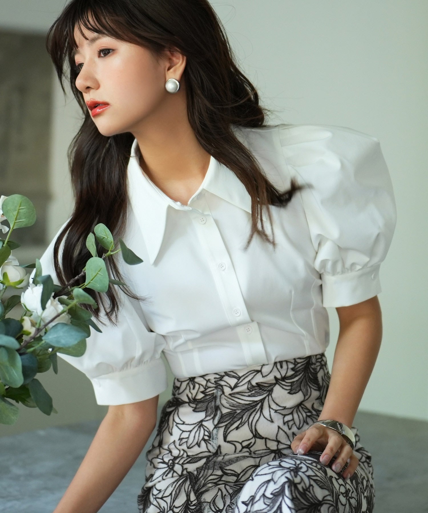 セゾンドパピヨン SAISON DE PAPILLON パワーショルダースタイルアップブラウス (ホワイト) ホワイト