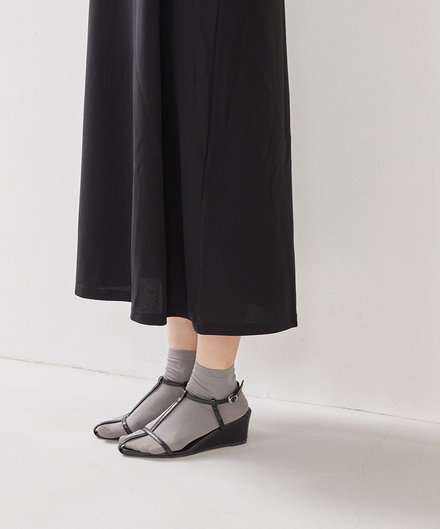 メヌエ Menue Tストラップ ウェッジヒール サンダル