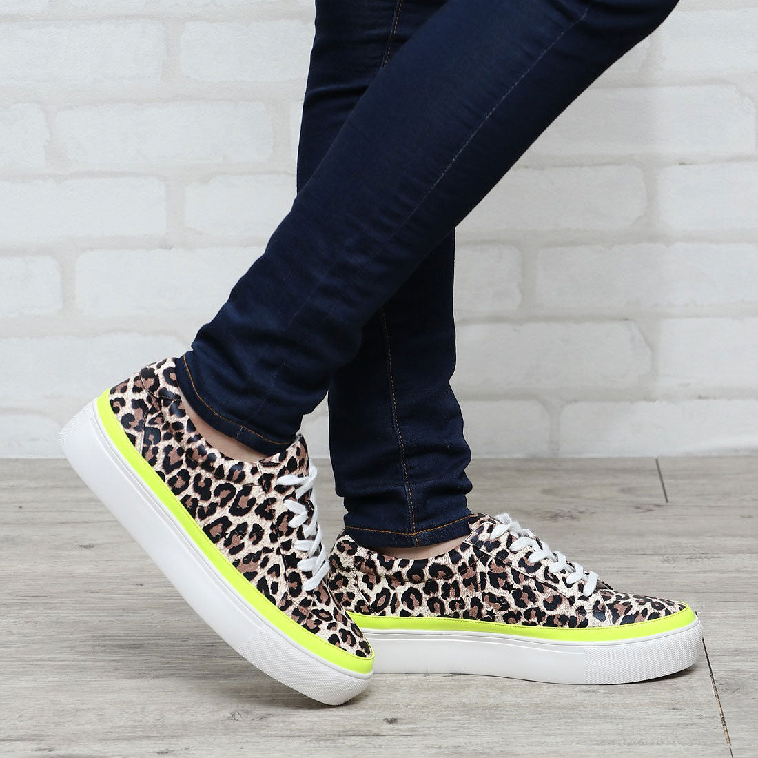 ダニエラアンドジェマ Daniella&GEMMA スターパンチングスニーカー (ホワイト) ホワイト