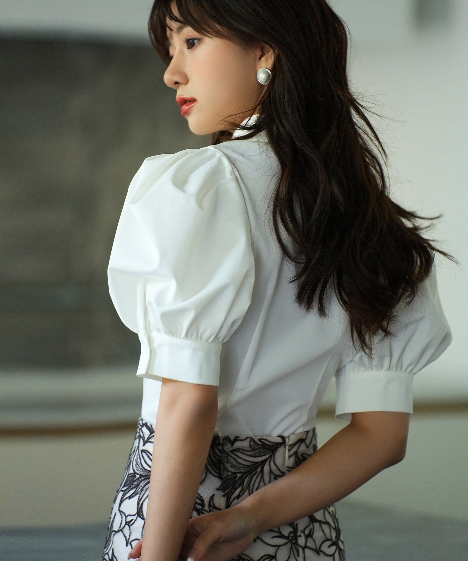 セゾンドパピヨン SAISON DE PAPILLON パワーショルダースタイルアップブラウス (ホワイト) ホワイト