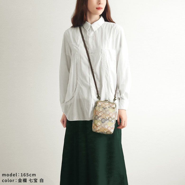 Metal clasp walking pouch with brocade