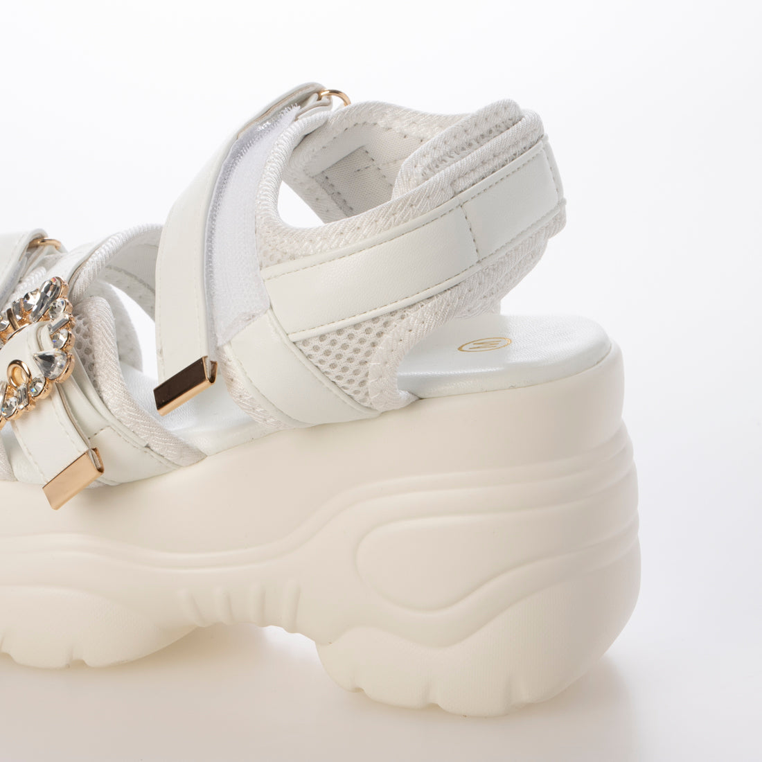 シューズインクローゼット Shoes in Closet -シュークロ- 超軽量厚底 スタイルアップソール  ビジューバックル スポーツサンダル 5989 （ホワイト） ホワイト