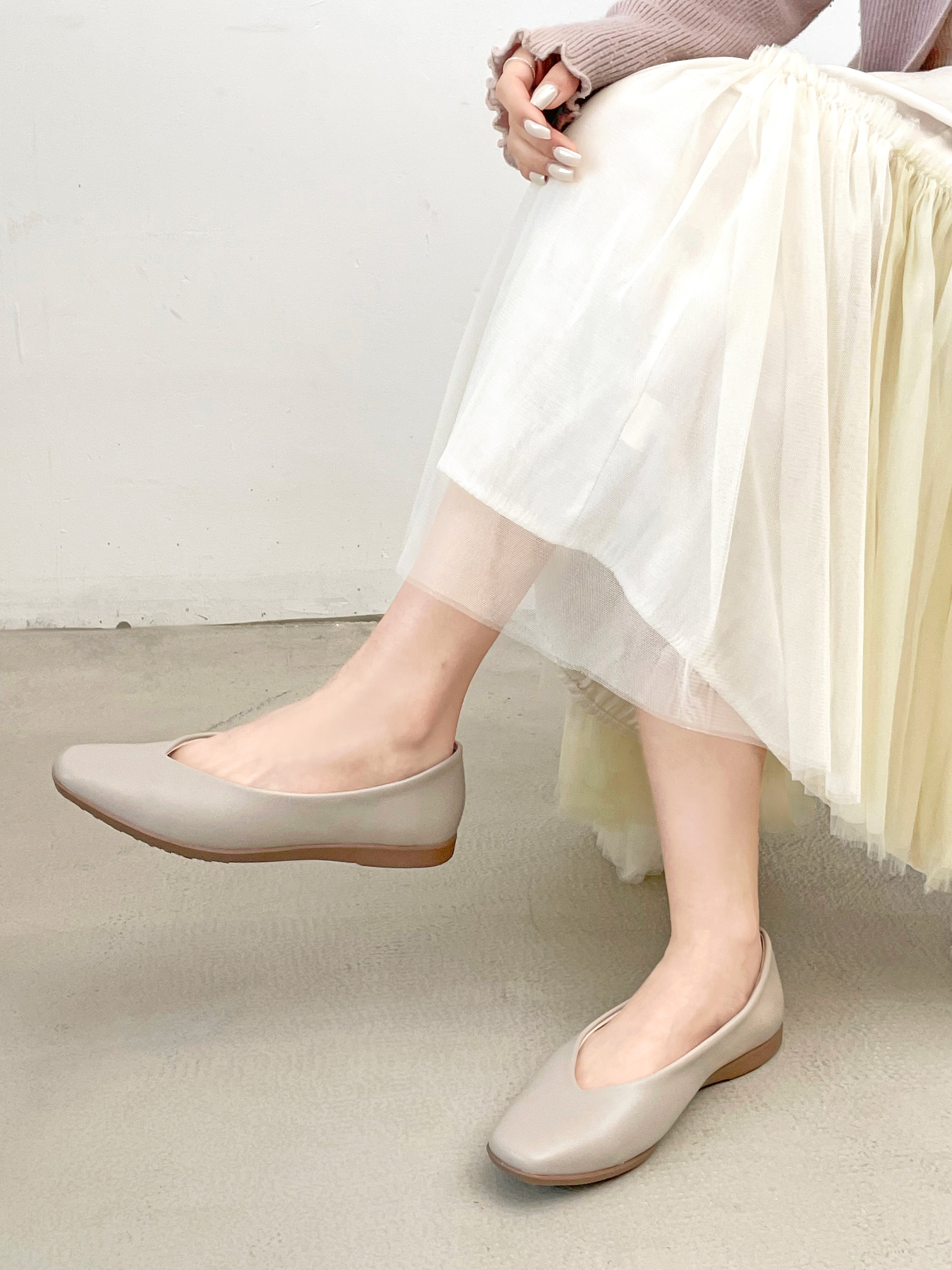 シューズインクローゼット Shoes in Closet -シュークロ- 超軽量 スクエア Vカット ベーシック フラットパンプス 3027 （グレージュ） グレージュ