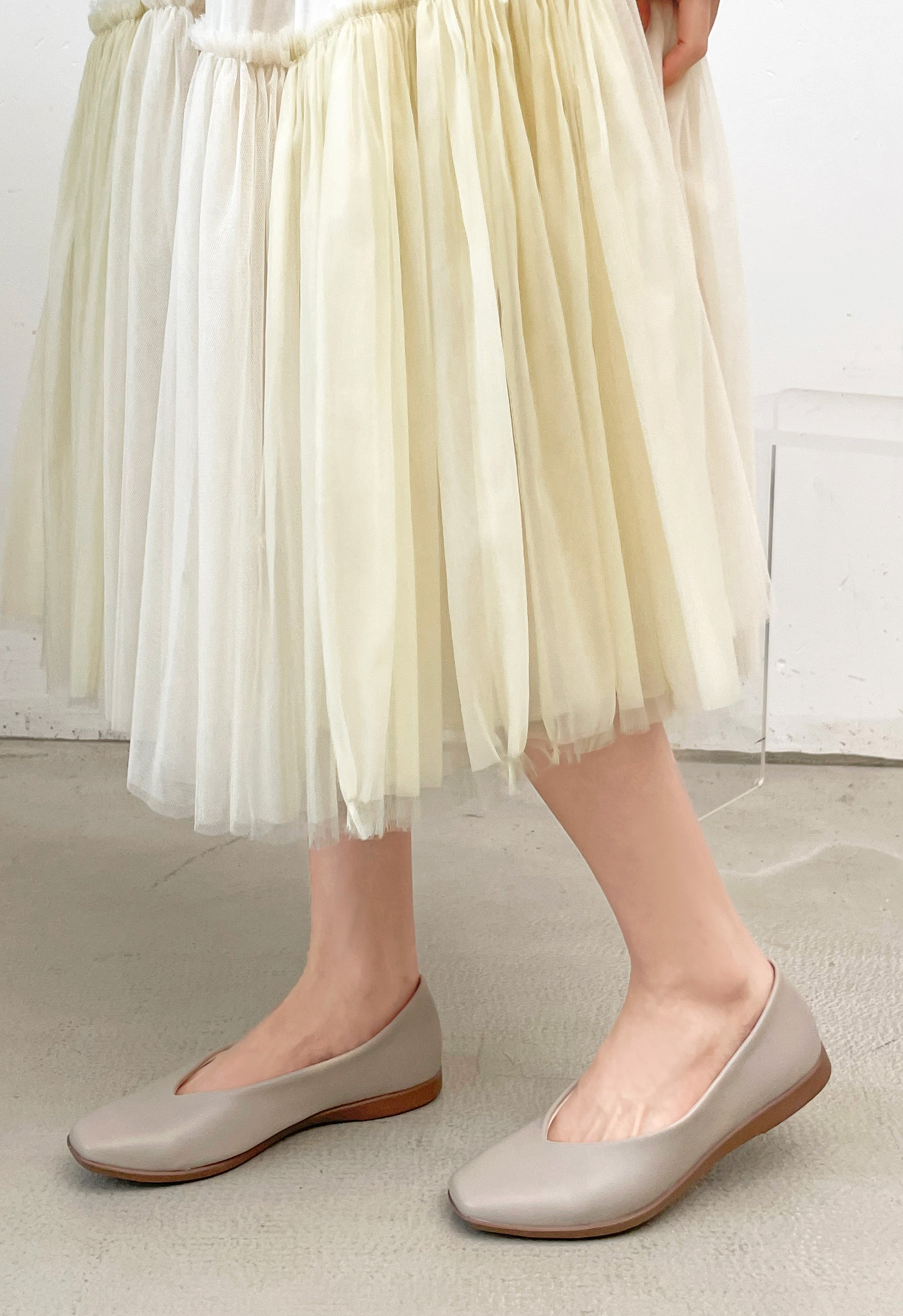 シューズインクローゼット Shoes in Closet -シュークロ- 超軽量 スクエア Vカット ベーシック フラットパンプス 3027 （グレージュ） グレージュ