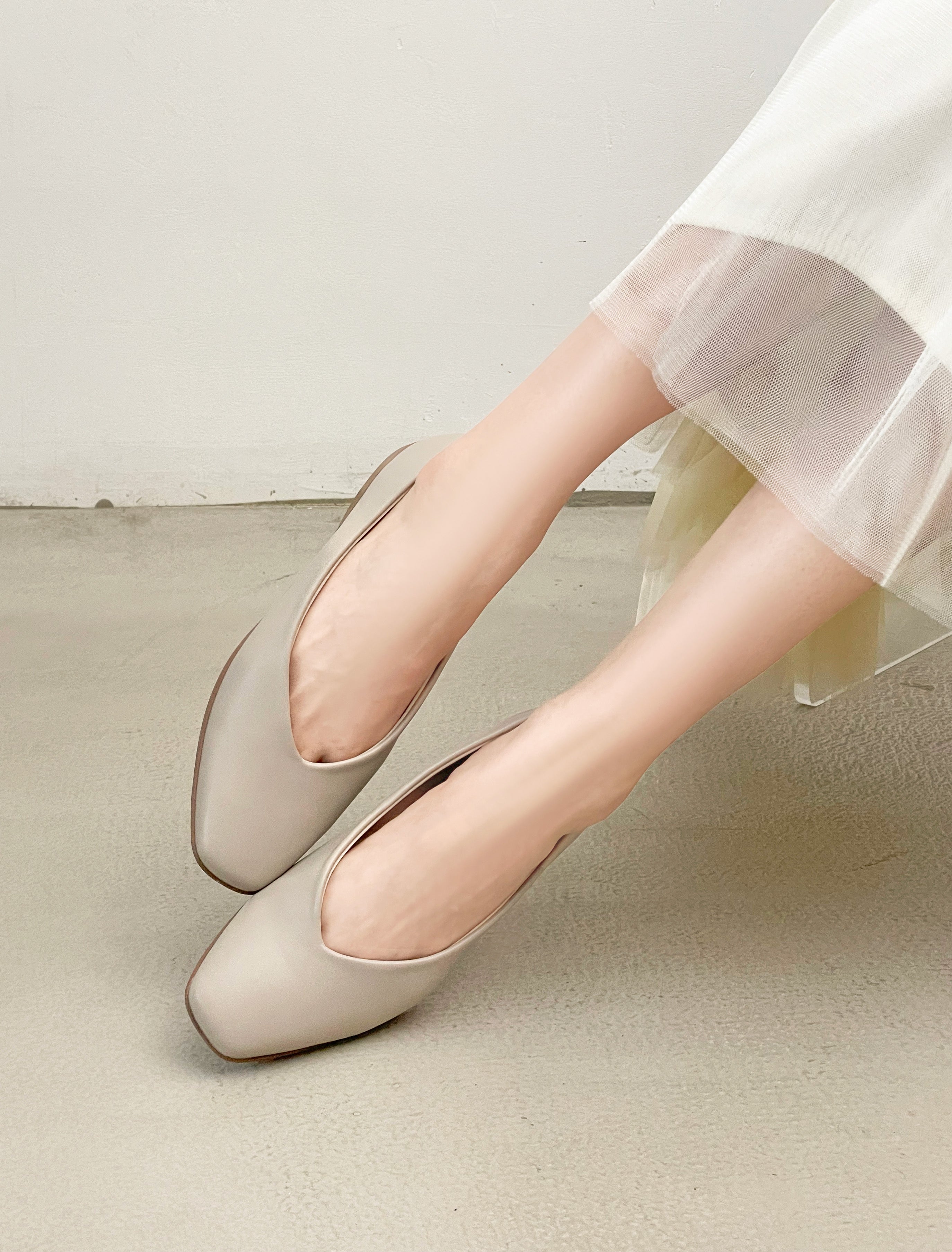 シューズインクローゼット Shoes in Closet -シュークロ- 超軽量 スクエア Vカット ベーシック フラットパンプス 3027 （グレージュ） グレージュ