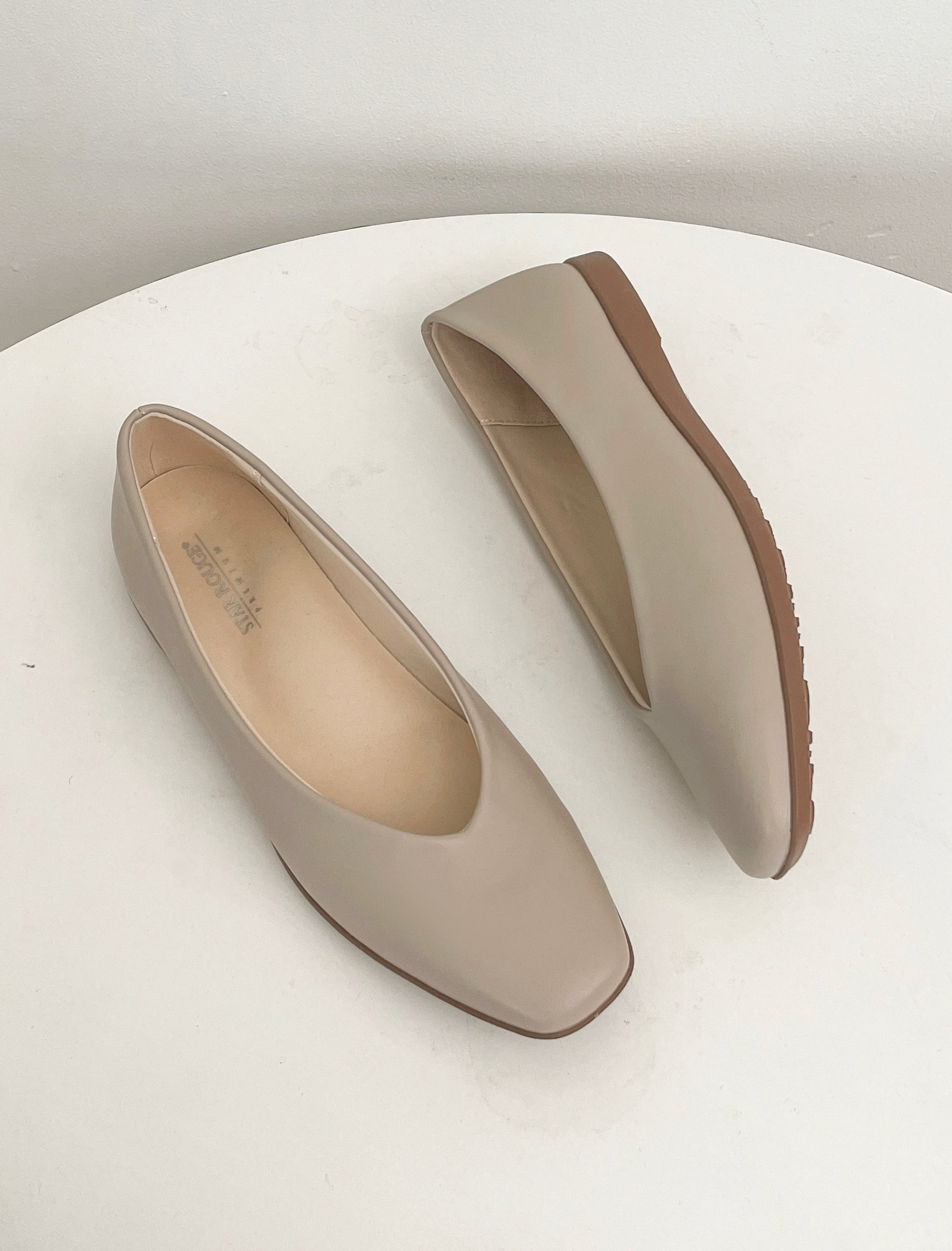 シューズインクローゼット Shoes in Closet -シュークロ- 超軽量 スクエア Vカット ベーシック フラットパンプス 3027 （グレージュ） グレージュ