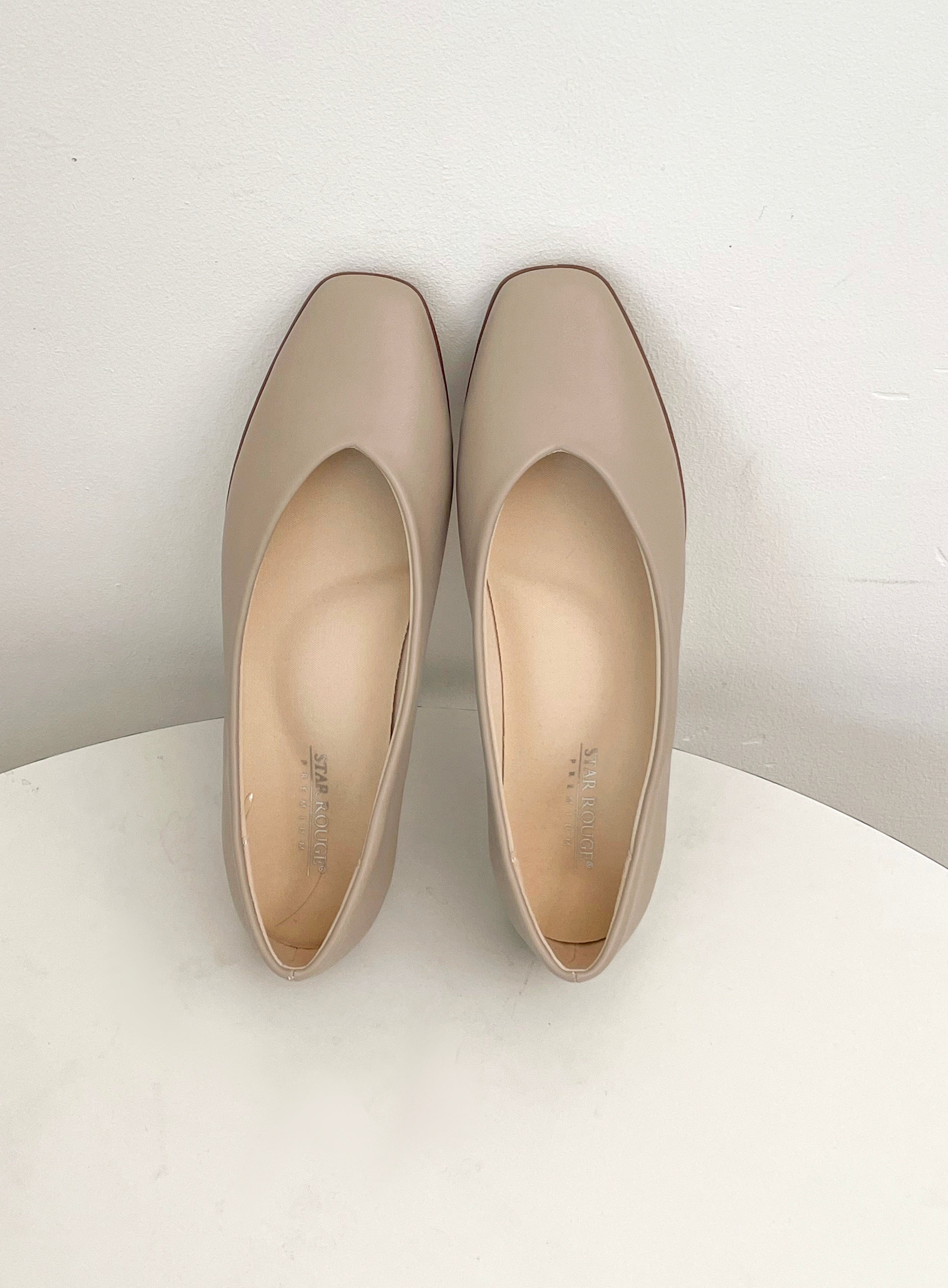 シューズインクローゼット Shoes in Closet -シュークロ- 超軽量 スクエア Vカット ベーシック フラットパンプス 3027 （グレージュ） グレージュ