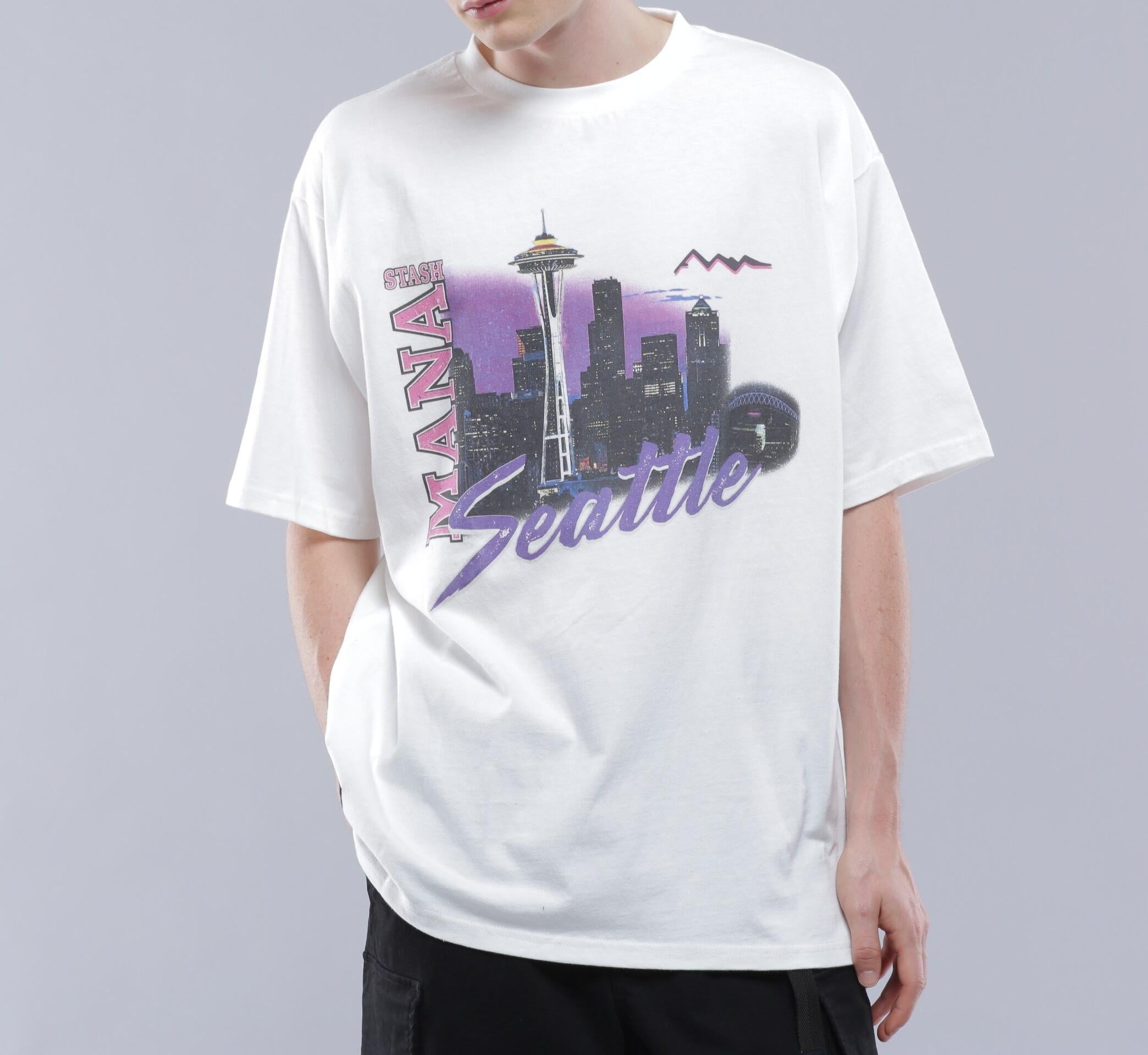 MANASTASH/マナスタッシュ/>E:CTN TEE HAPPY HOU> ホワイト