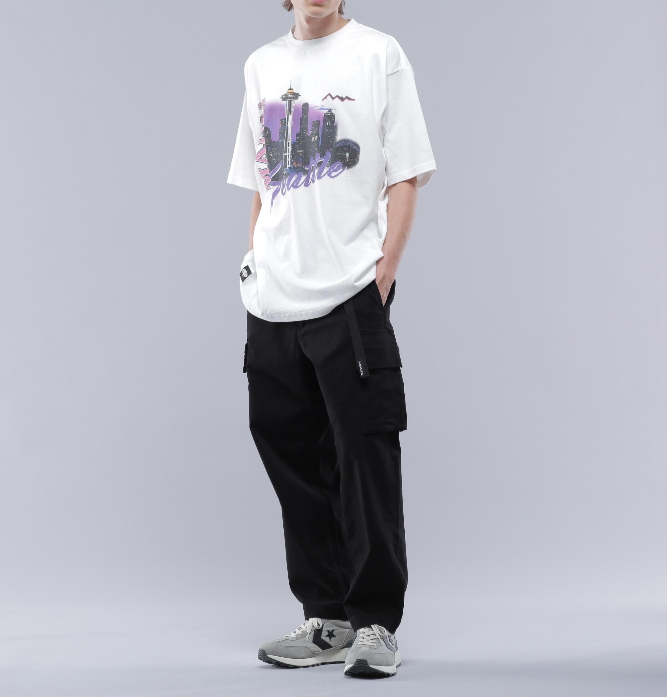 MANASTASH/マナスタッシュ/>E:CTN TEE HAPPY HOU> ホワイト