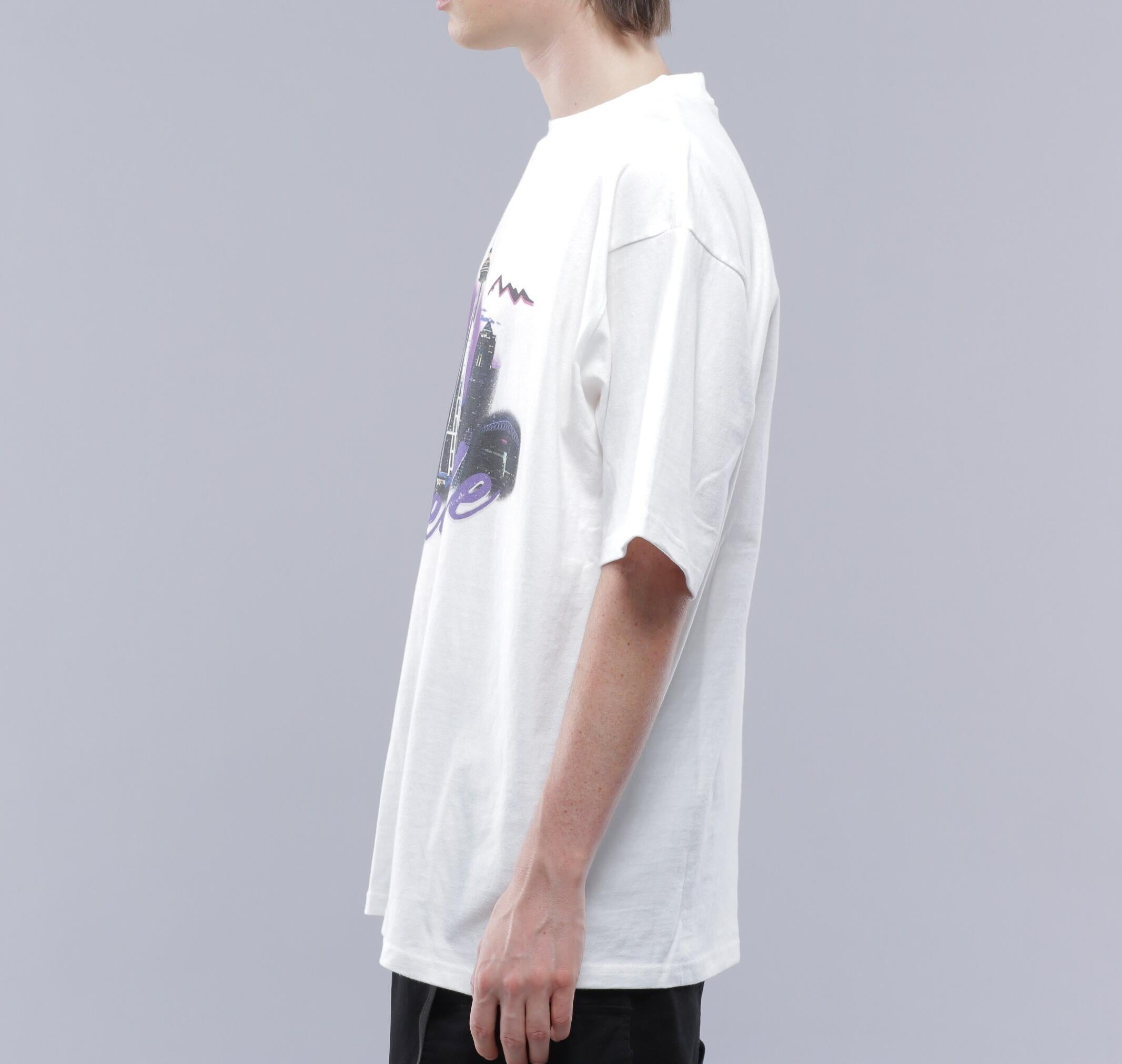 MANASTASH/マナスタッシュ/>E:CTN TEE HAPPY HOU> ホワイト