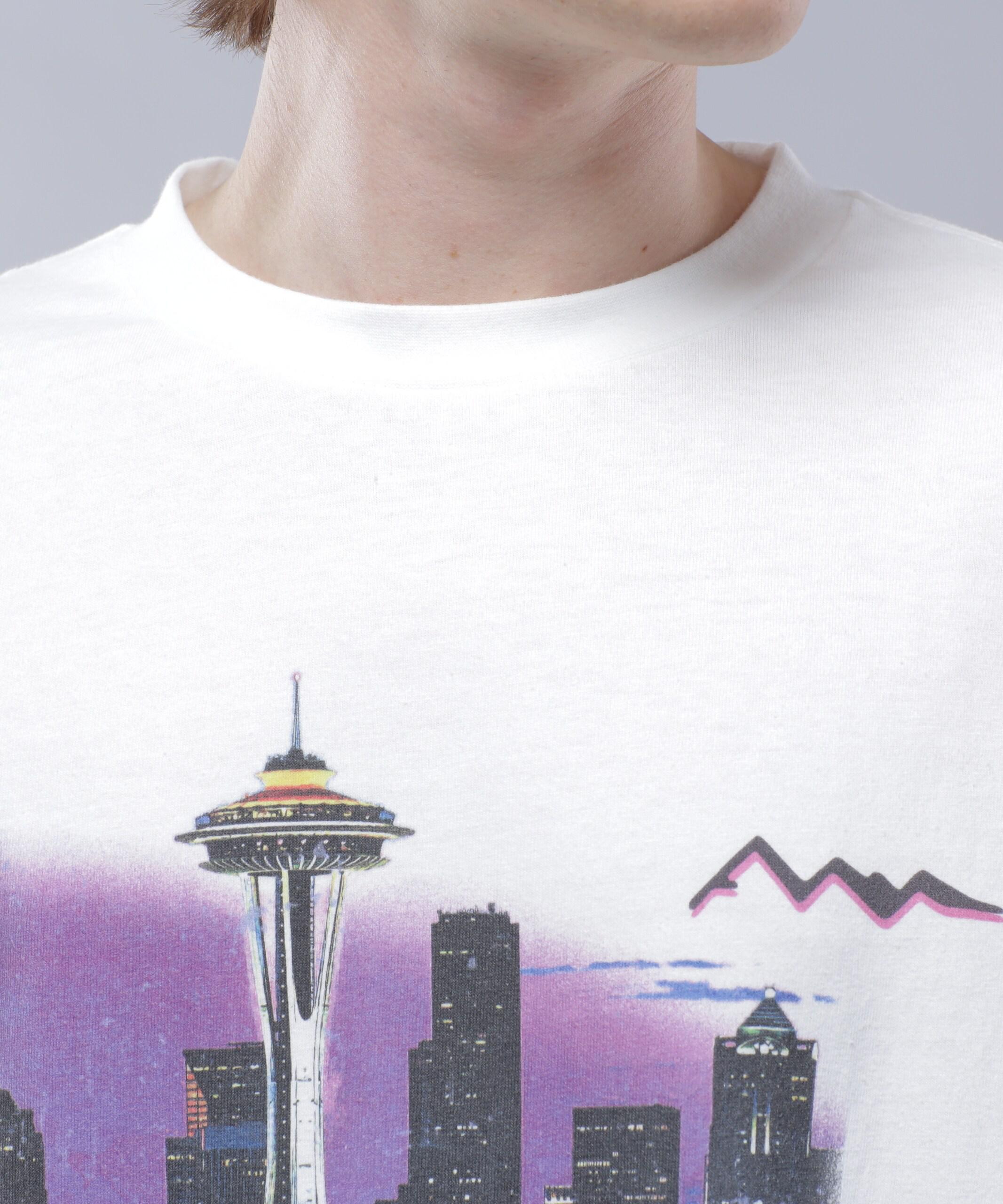 MANASTASH/マナスタッシュ/>E:CTN TEE HAPPY HOU> ホワイト