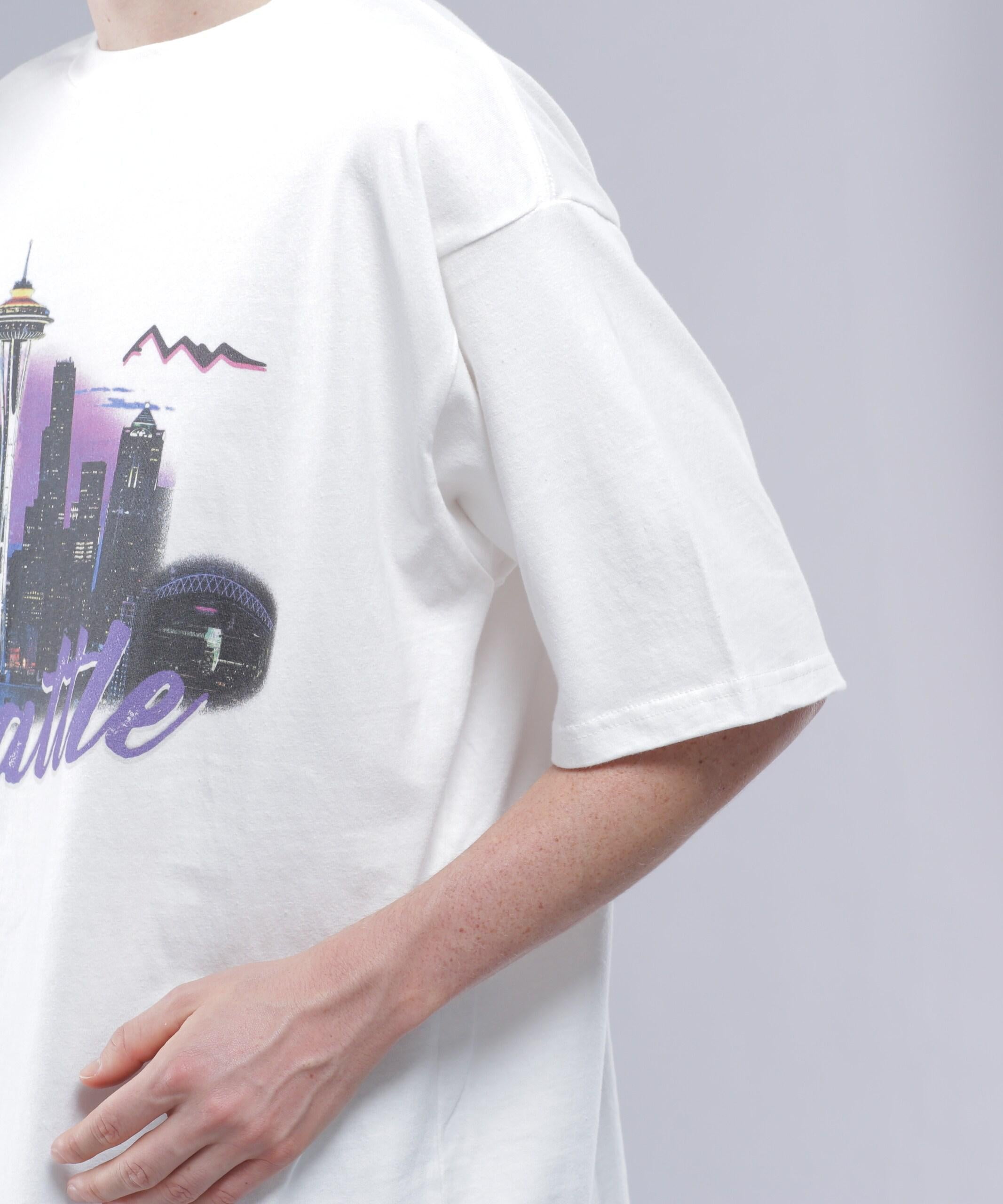 MANASTASH/マナスタッシュ/>E:CTN TEE HAPPY HOU> ホワイト