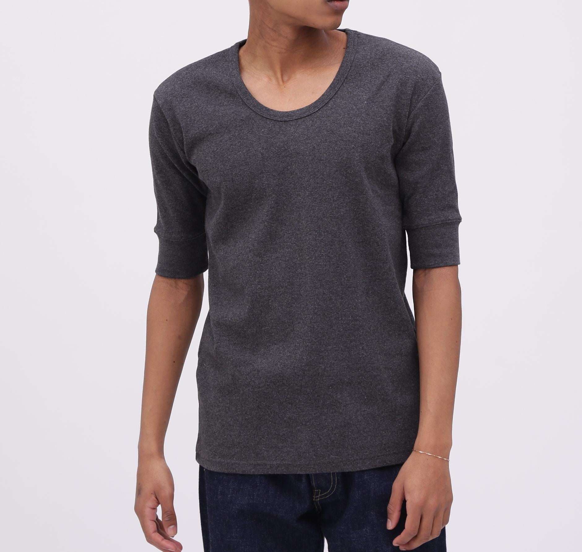 《DAILY/デイリー》HALF SLEEVE U-NECK T-SHI>T/デイリー 五分袖 Uネック Tシャツ/AVI>EX チャコール