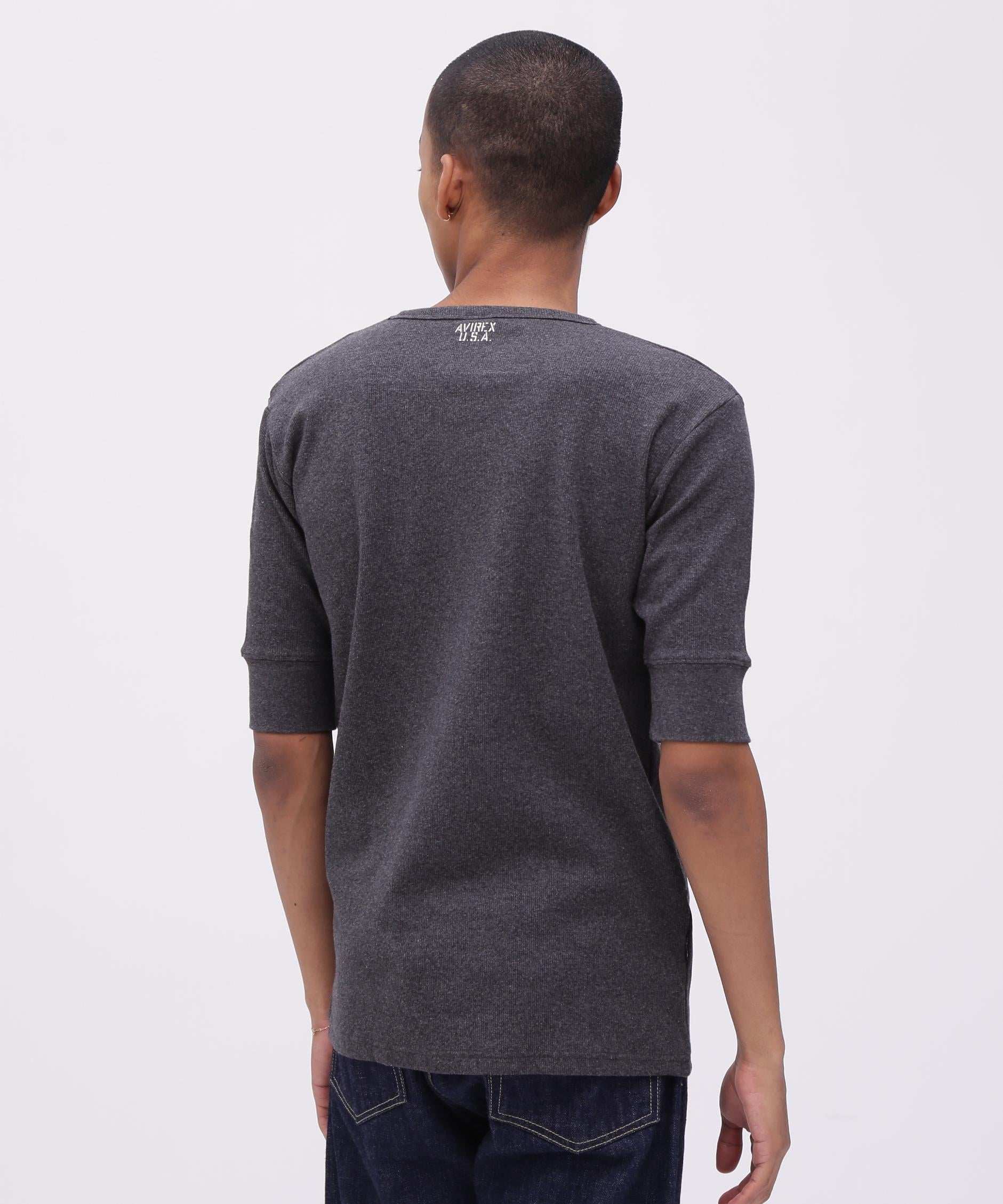 《DAILY/デイリー》HALF SLEEVE U-NECK T-SHI>T/デイリー 五分袖 Uネック Tシャツ/AVI>EX チャコール