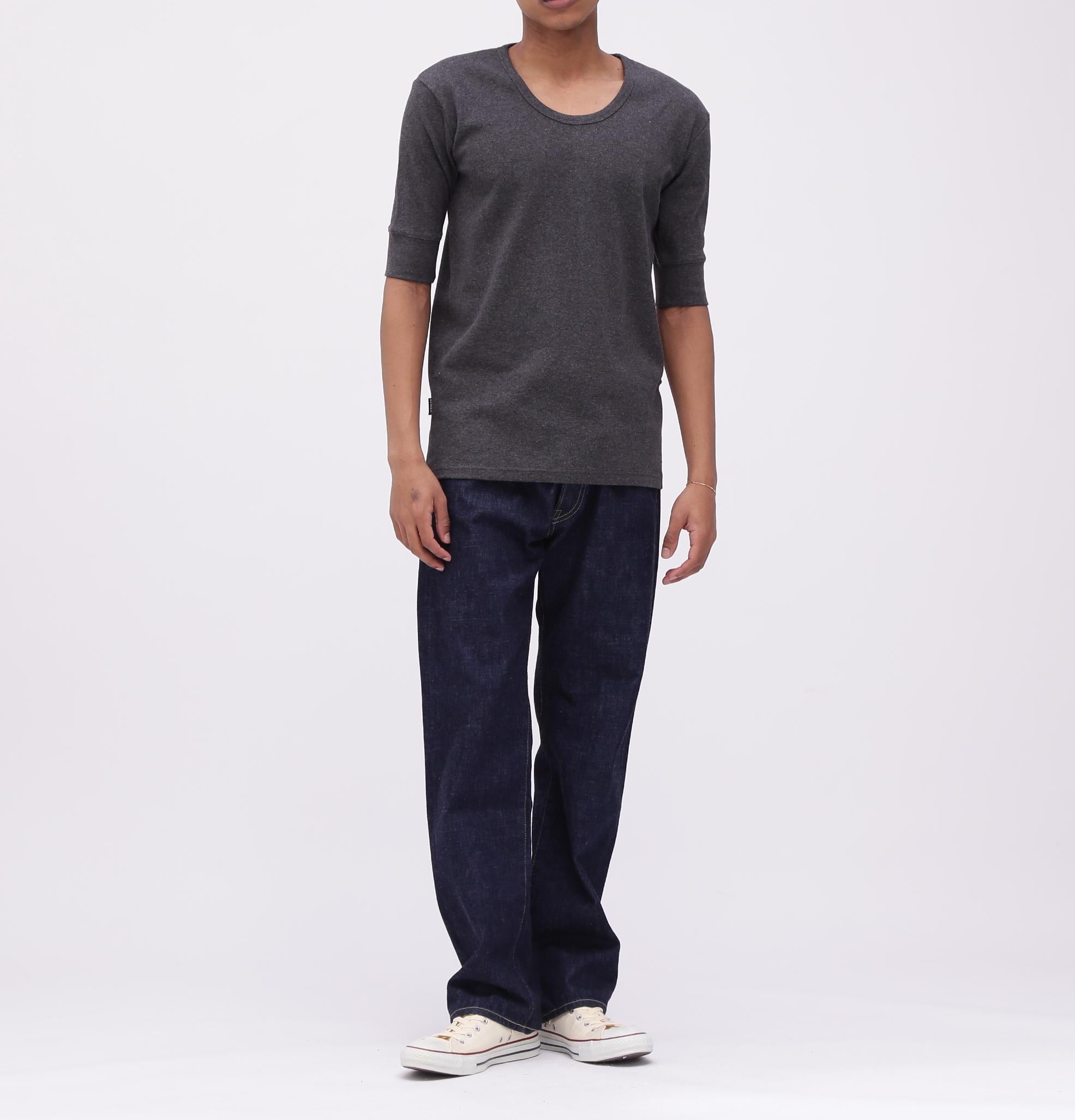 《DAILY/デイリー》HALF SLEEVE U-NECK T-SHI>T/デイリー 五分袖 Uネック Tシャツ/AVI>EX チャコール