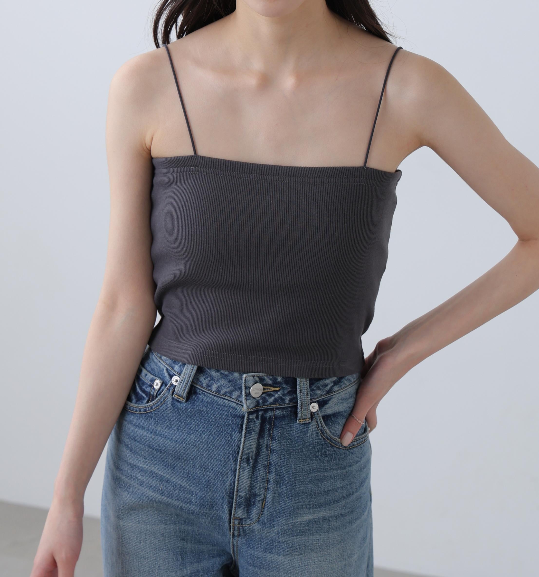 [接触冷感][UV加工]カップ付きショート丈キャミソール チャコール1