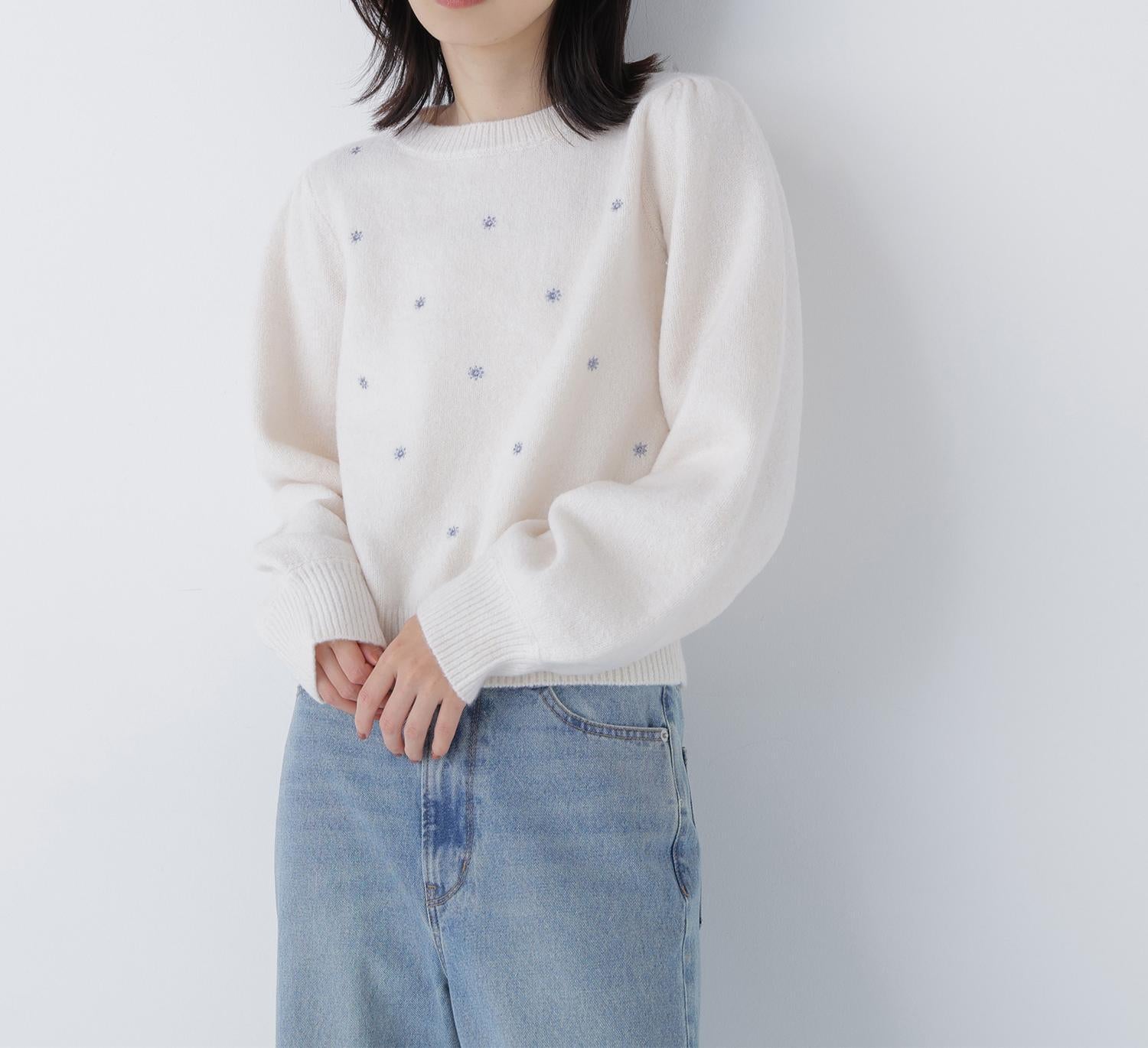 フラワー刺繍ニット オフホワイト1