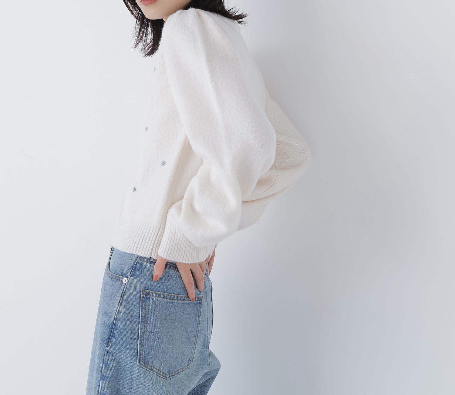 フラワー刺繍ニット オフホワイト1