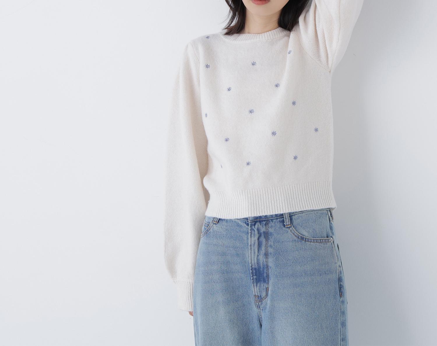 フラワー刺繍ニット オフホワイト1