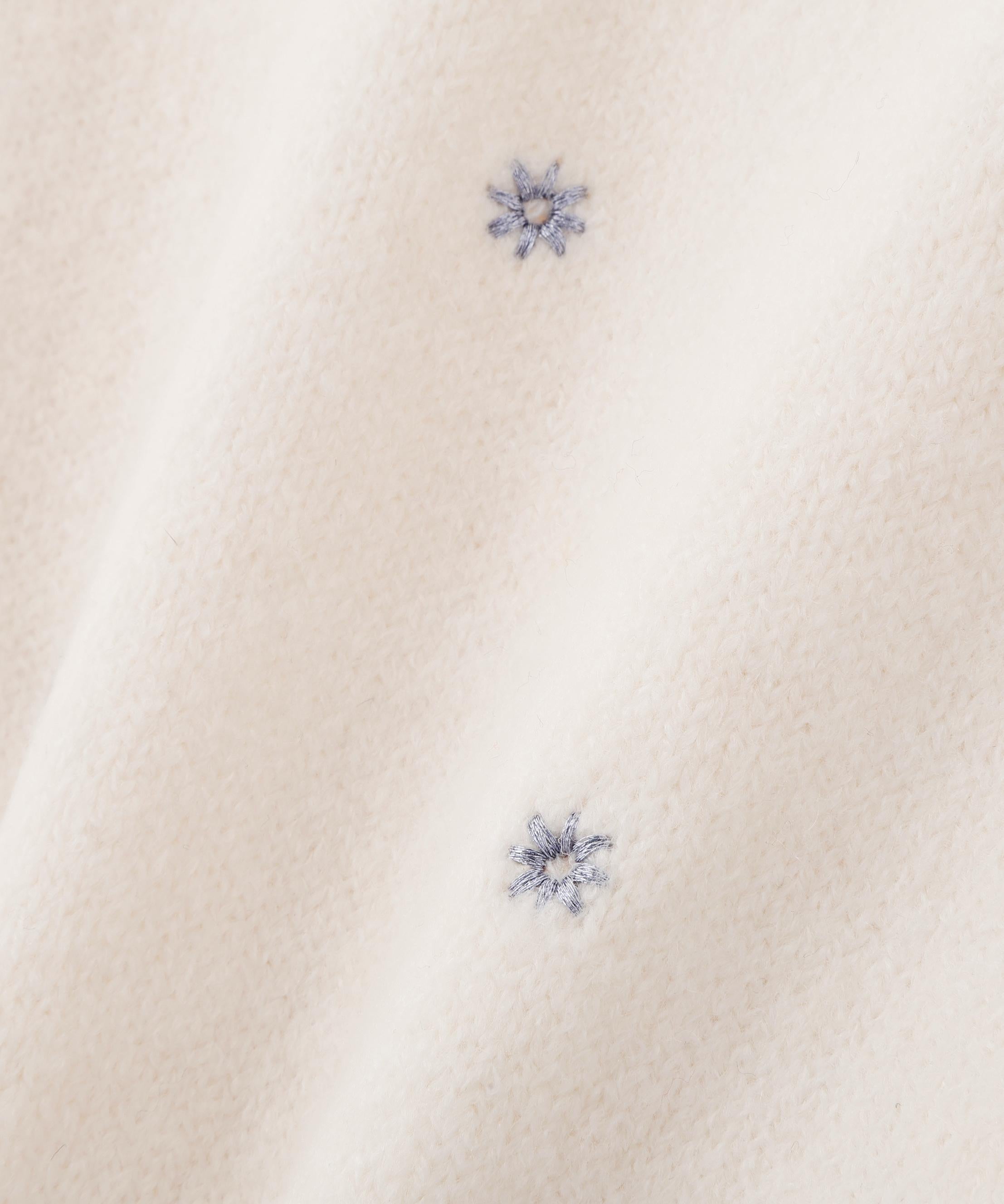 フラワー刺繍ニット オフホワイト1