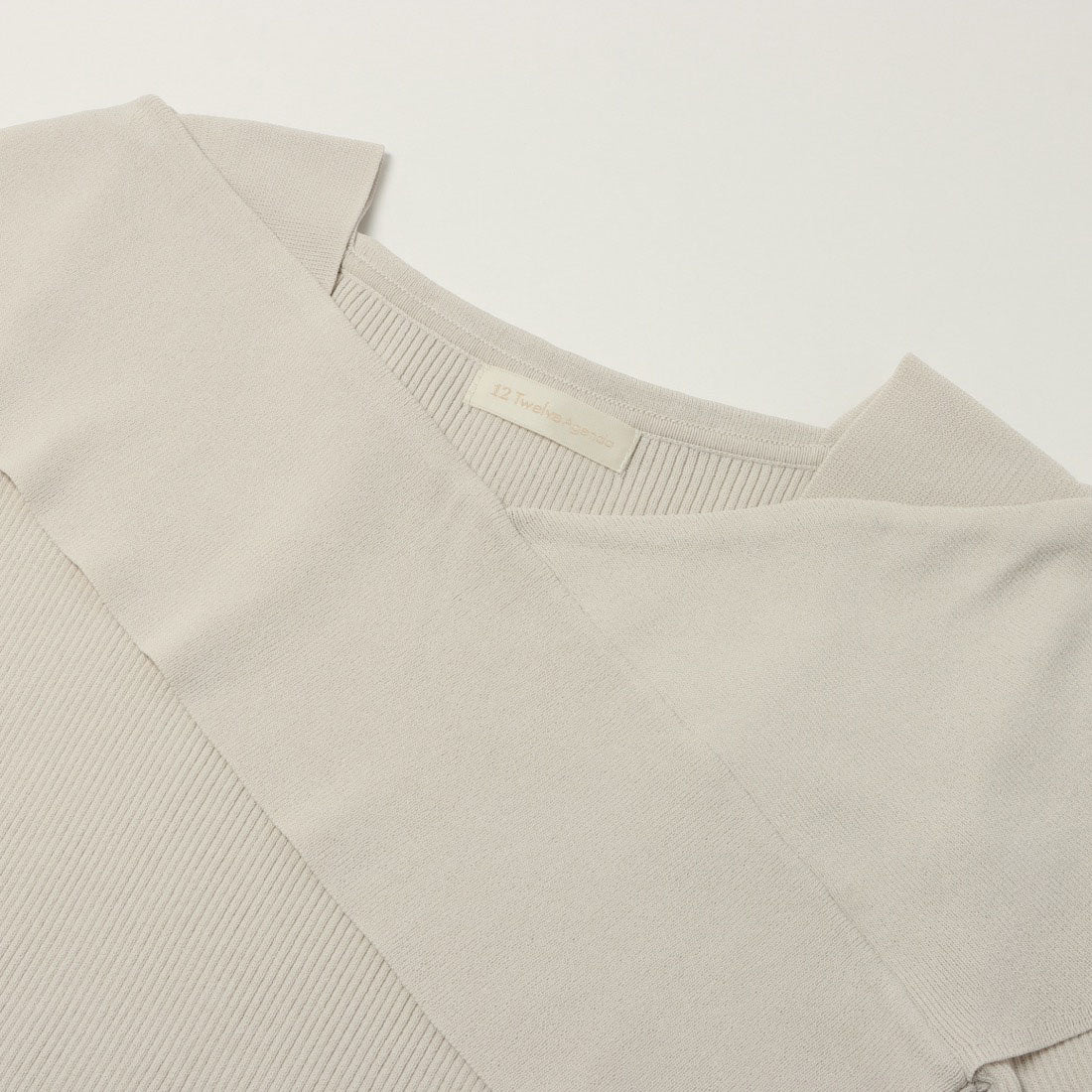 トゥエルブアジェンダ 12Twelve Agenda クロスアシメオフショル5分袖ニット （グレージュ） グレージュ