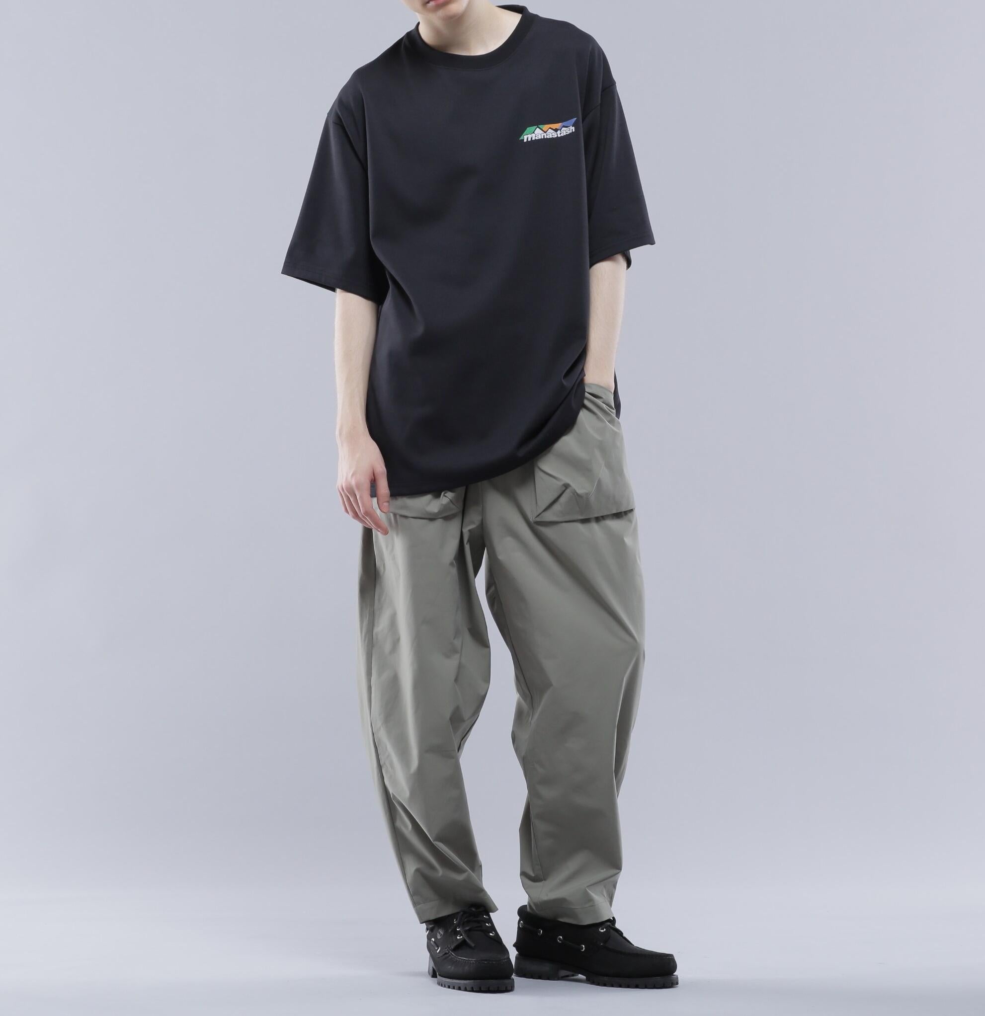 MANASTASH/マナスタッシュ/>E:POLY TEE SCHEME LOGO ブラック