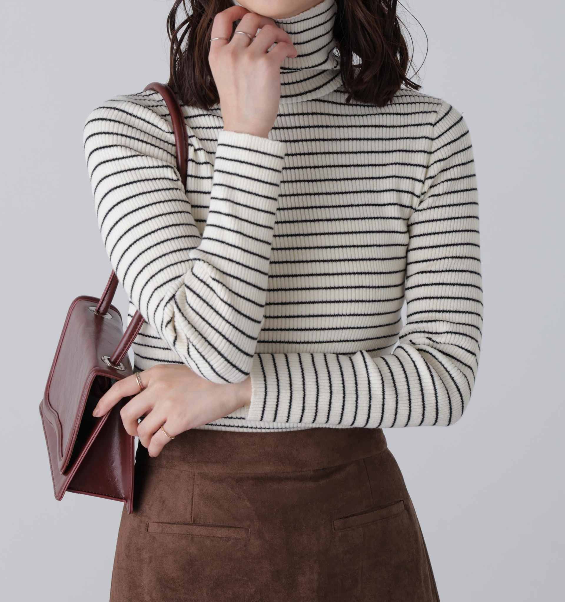 タートルネックリブニット ホワイト×ブラック1